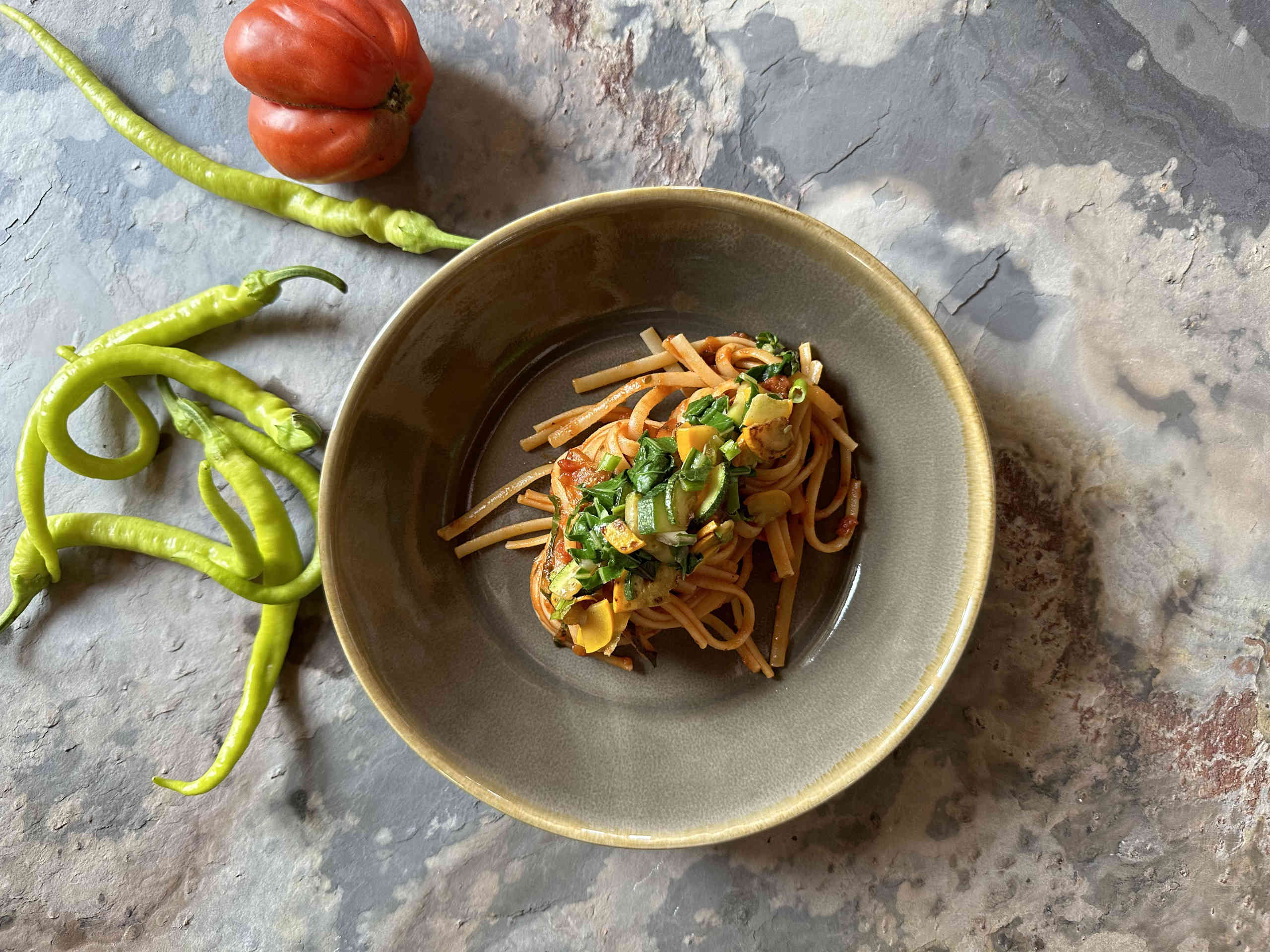 Pasta mit Tomatensauce und Gemüse