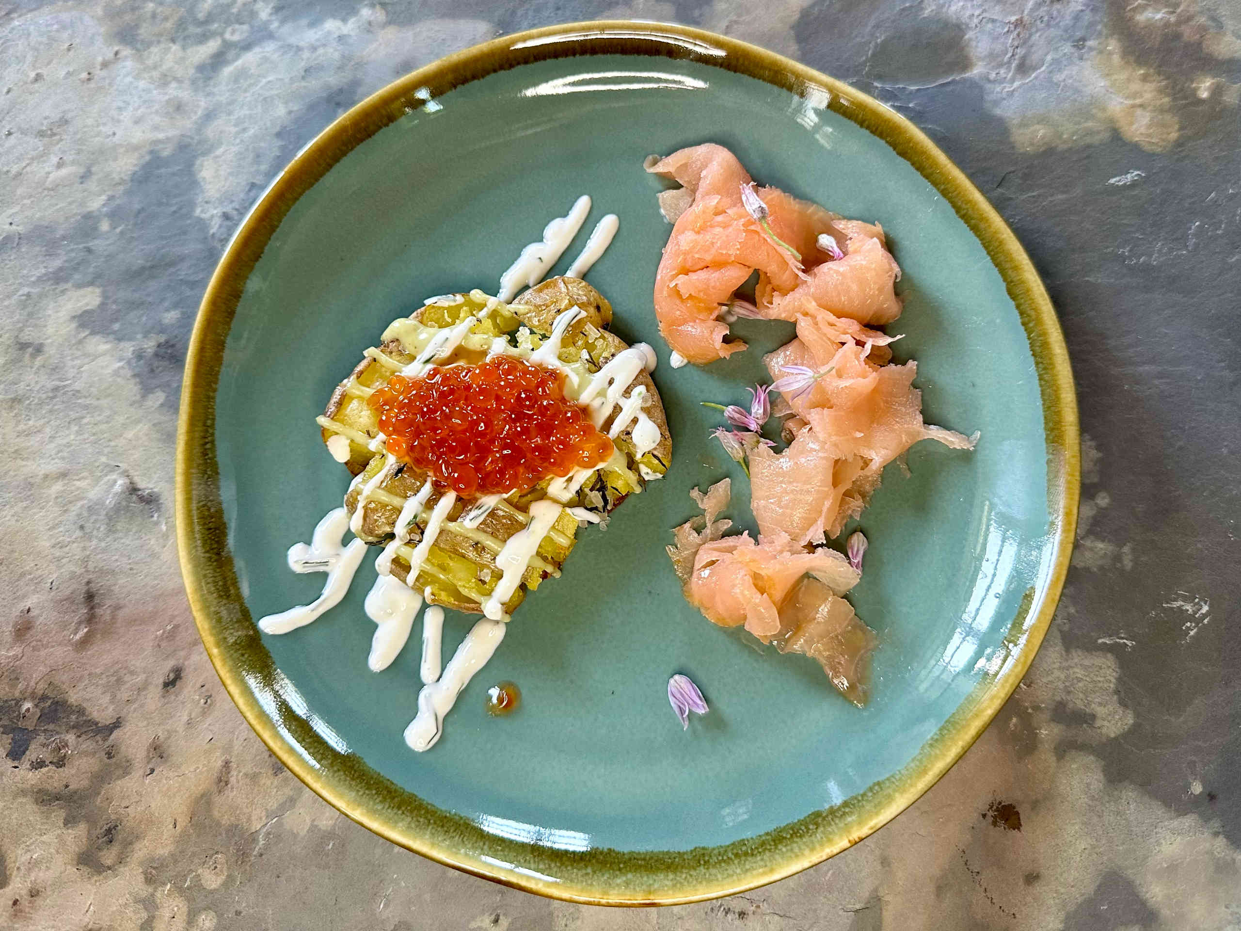Knusprige Quetschkartoffeln mit Wildlachs und Kaviar