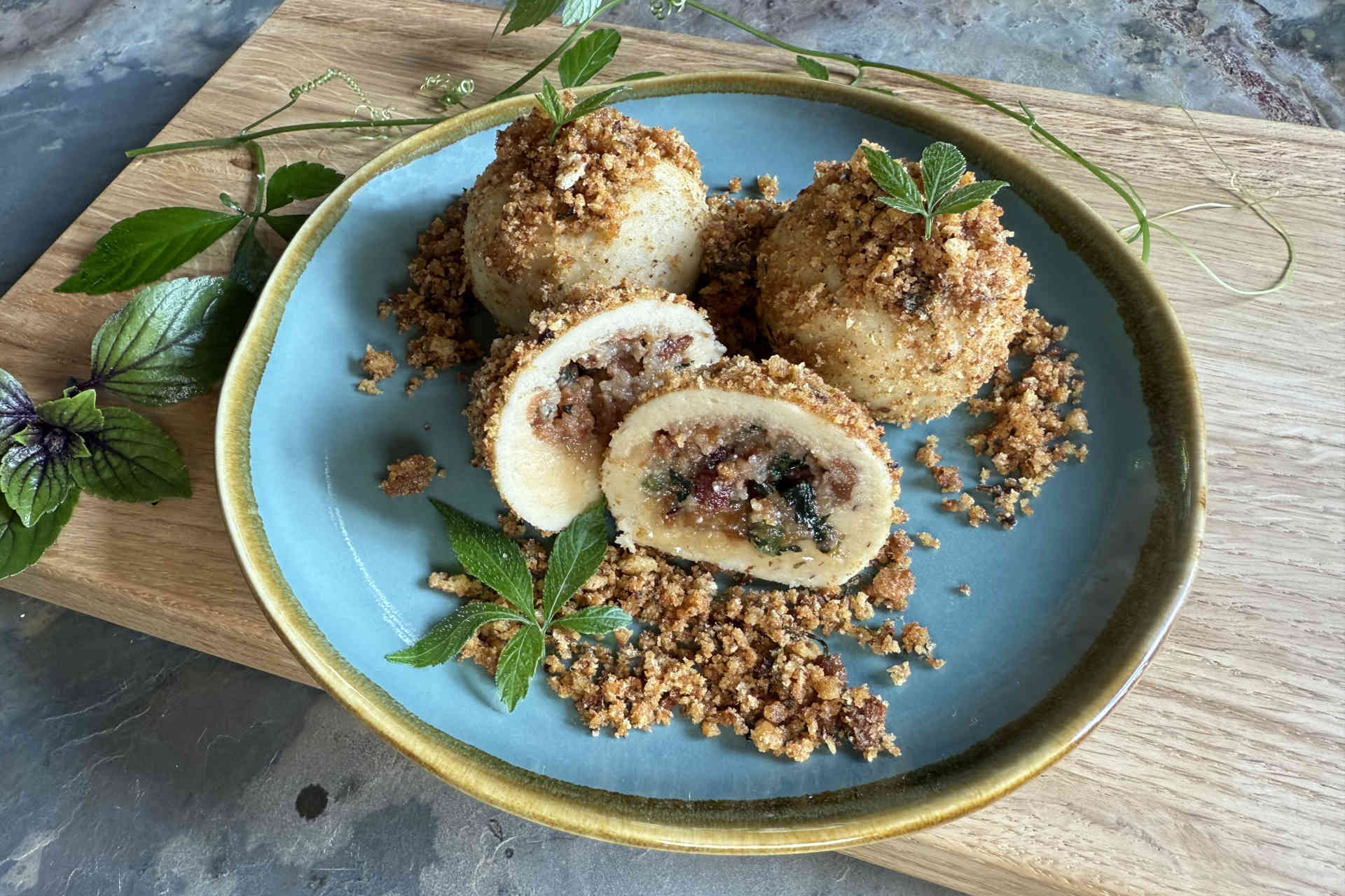 Außen knusprig, innen cremig: Pikant gefüllte Brandteigknödel – Bild 1