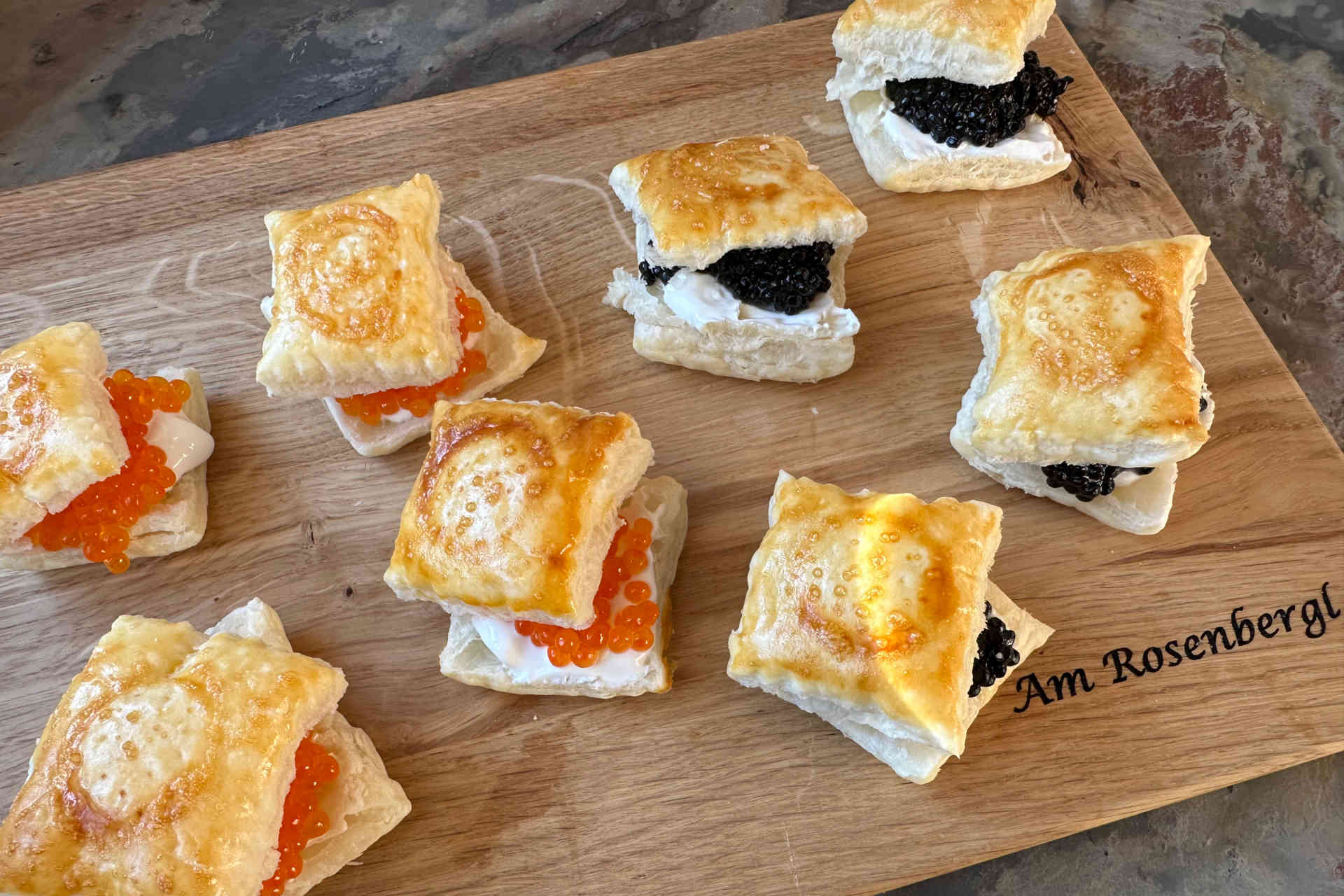 Blätterteig-Häppchen mit Kaviar und Trüffelperlen