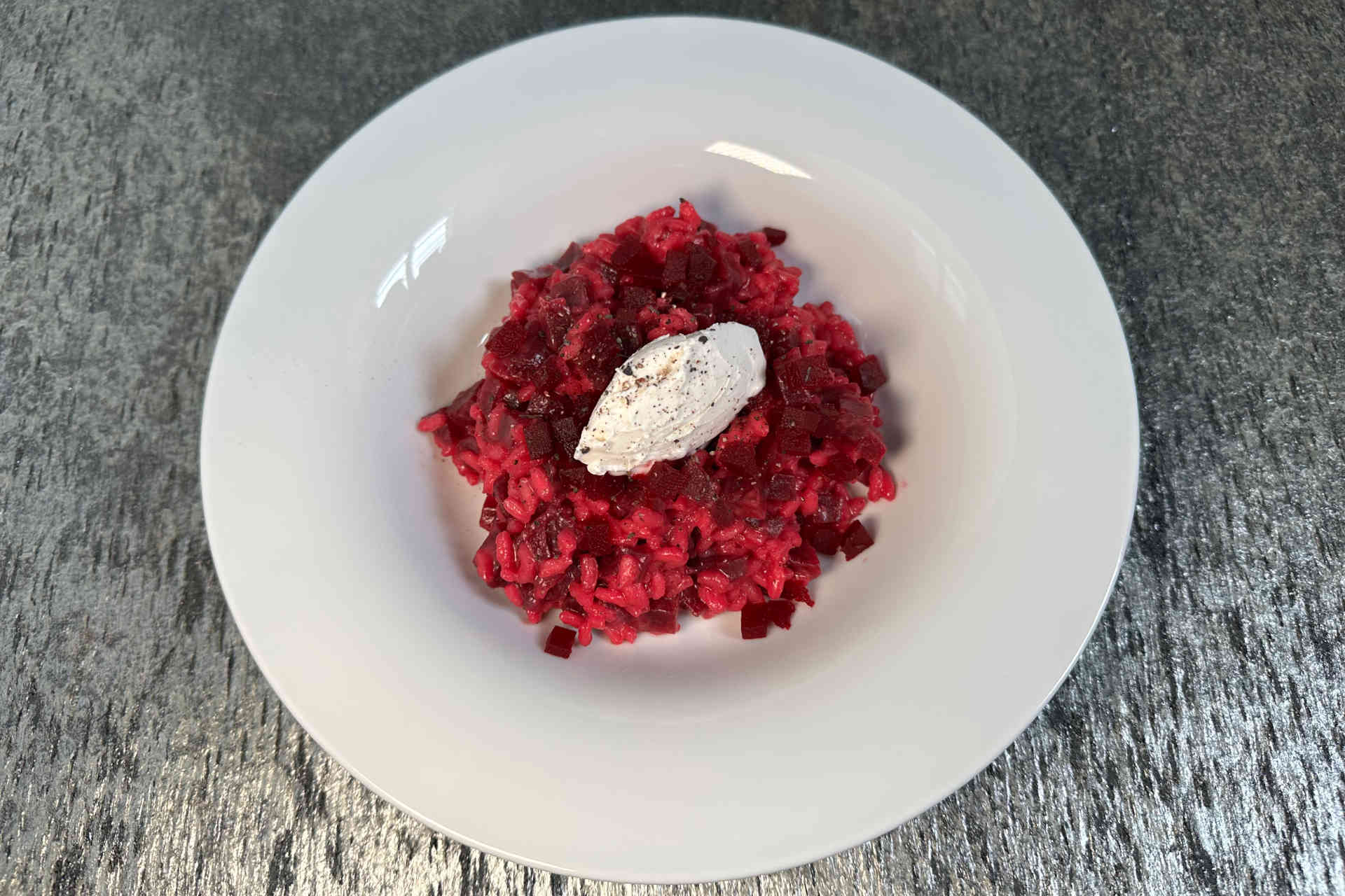 Farbexplosion auf dem Teller: Rote-Bete-Risotto mit Schafskäse
