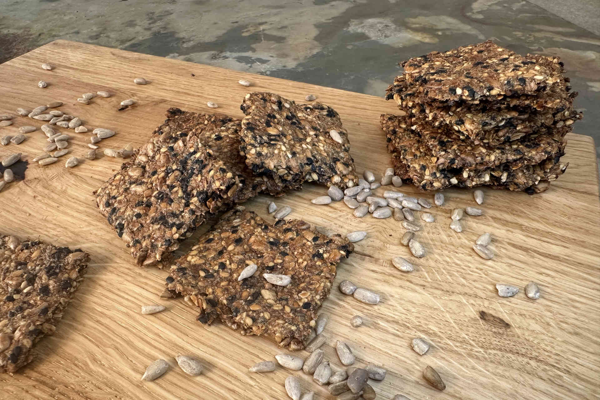 Knuspriger Low-Carb-Snack: Sonnenblumen Knäckebrot – Bild 1