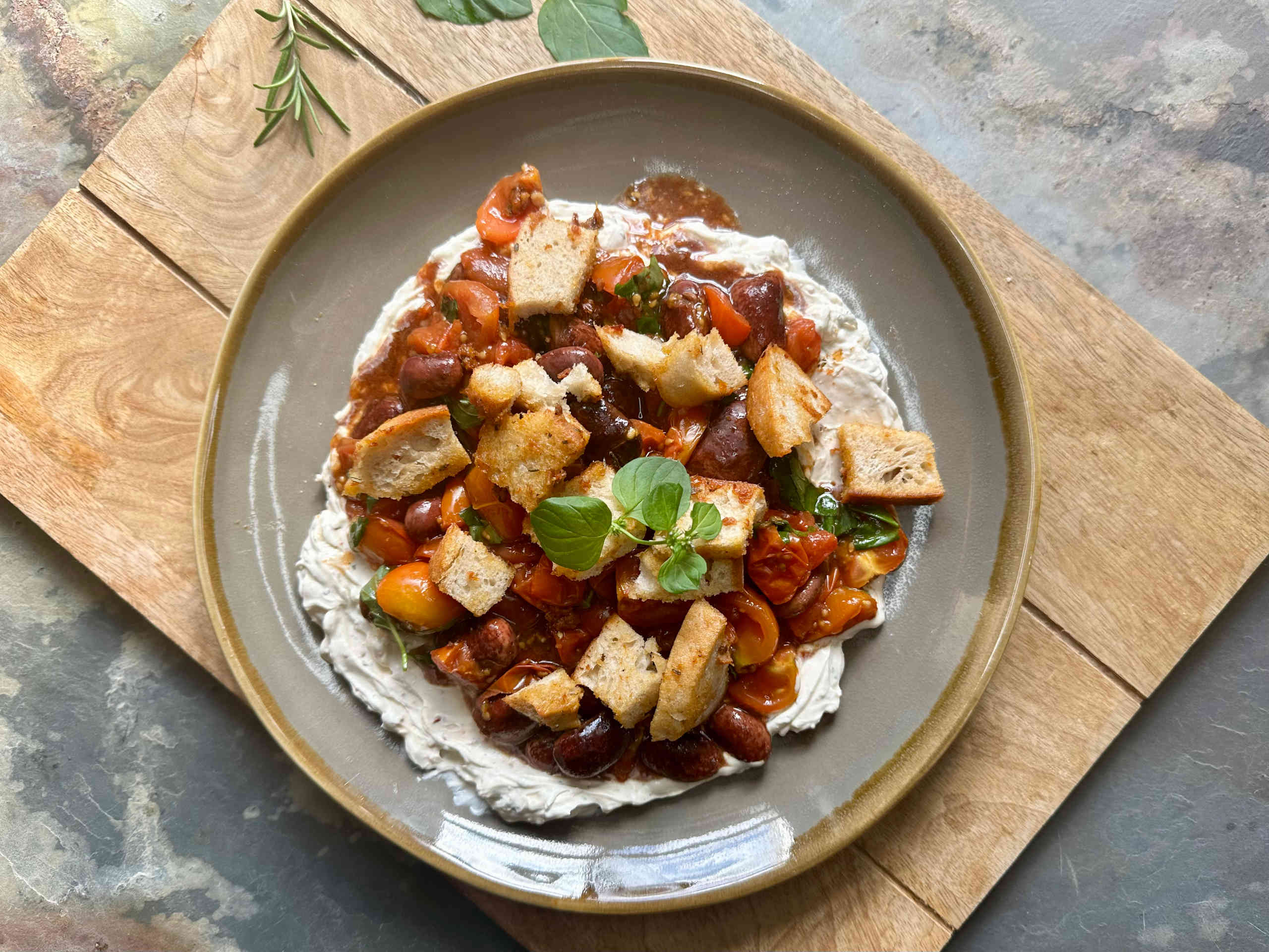 Mediterraner Brotsalat mit steirischen Käferbohnen und Chili-Butter