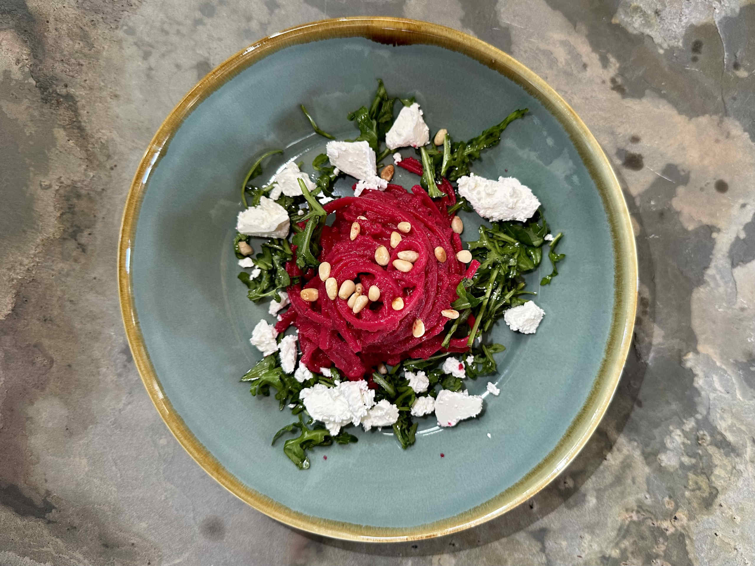 Rote Bete Pasta mit Schafskäse