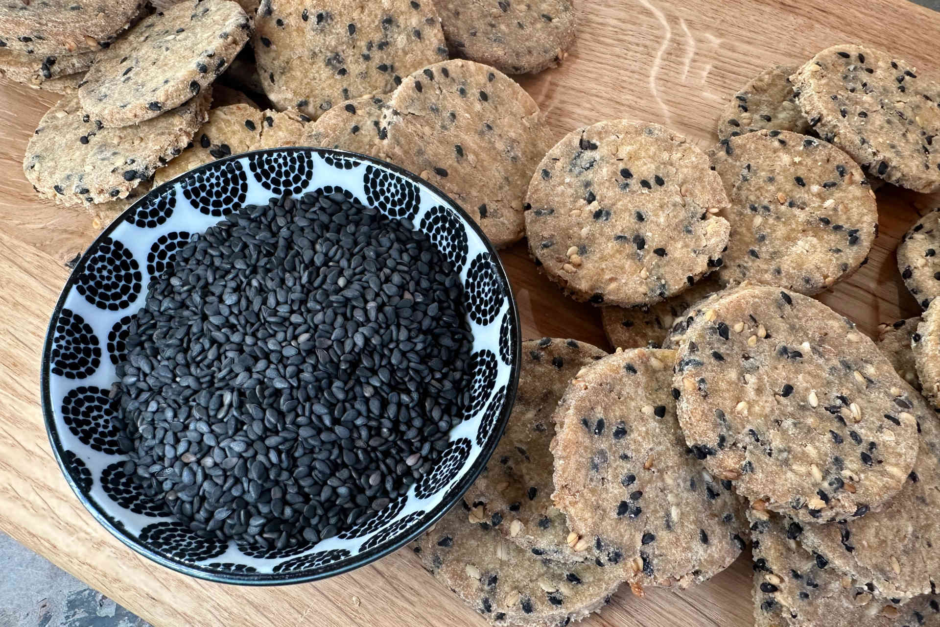 Herzhaft, kaseinfrei & unwiderstehlich: Knusprige Sesam-Cracker – Bild 2
