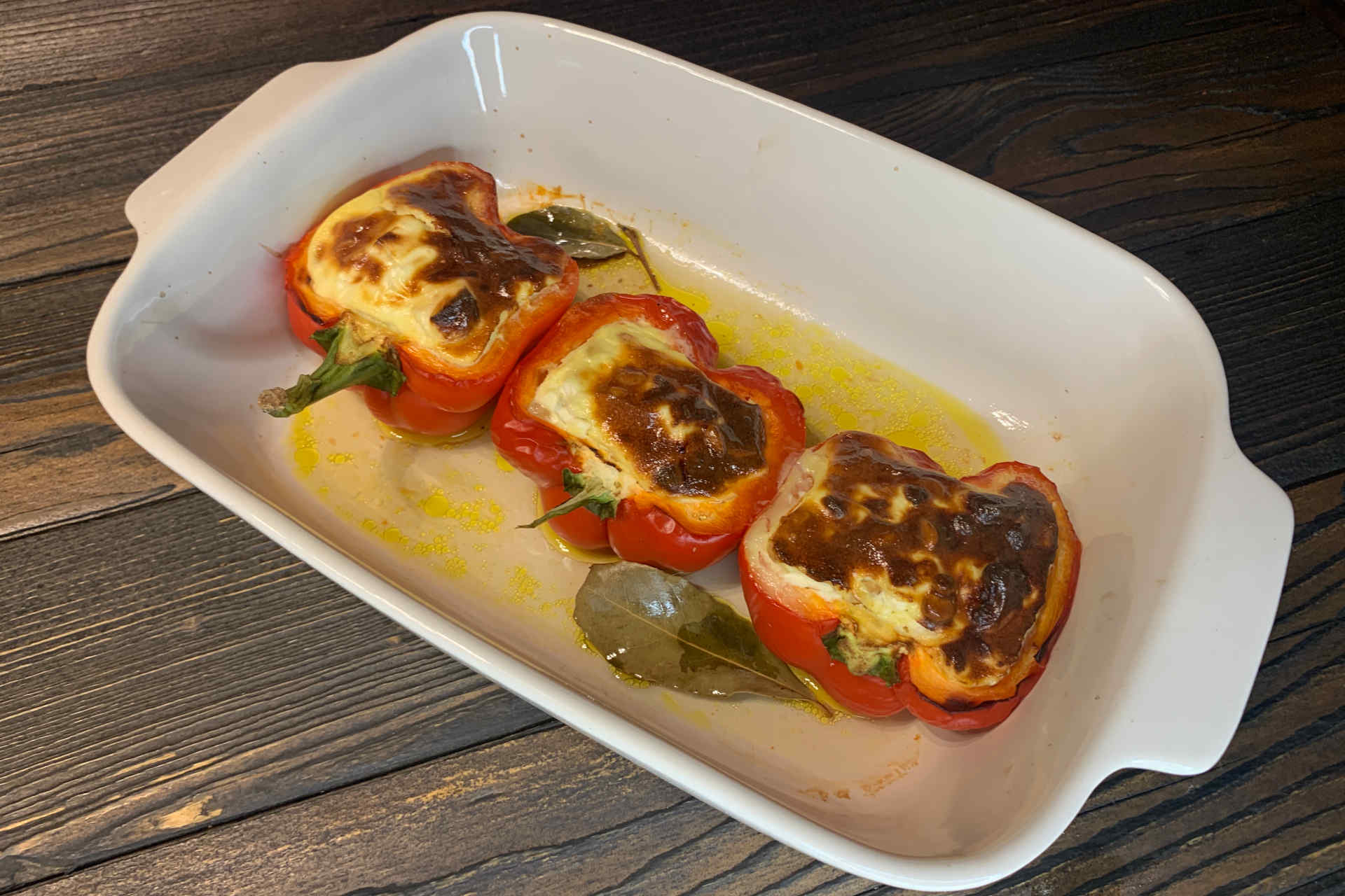 Ofengenuss mit mediterranem Twist: Gefüllte Paprika mit Schafskäse & Ei – Bild 1