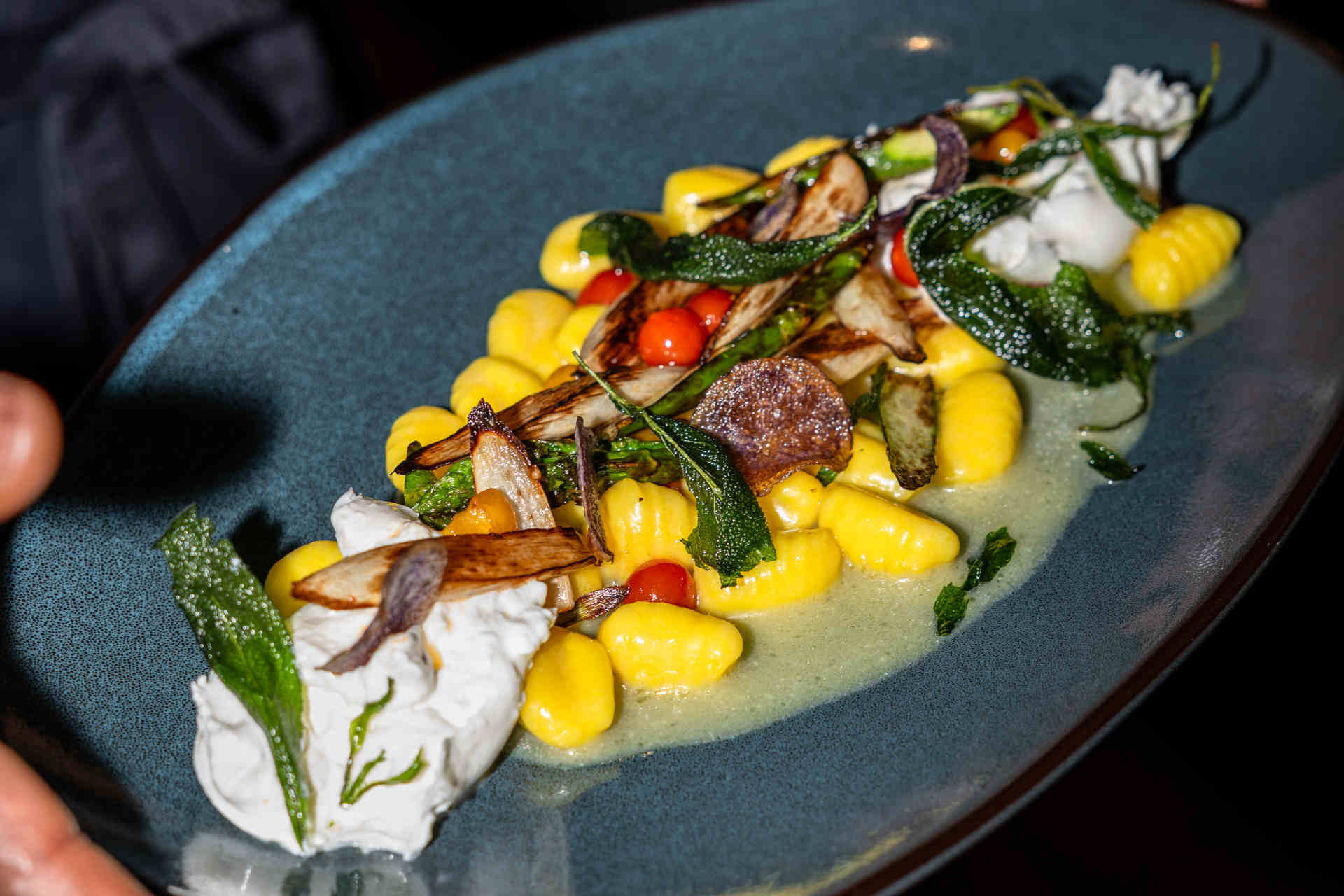 Mediterran inspiriert: Spargel-Gnocchi mit Burratina und Bärlauchpesto – Bild 1
