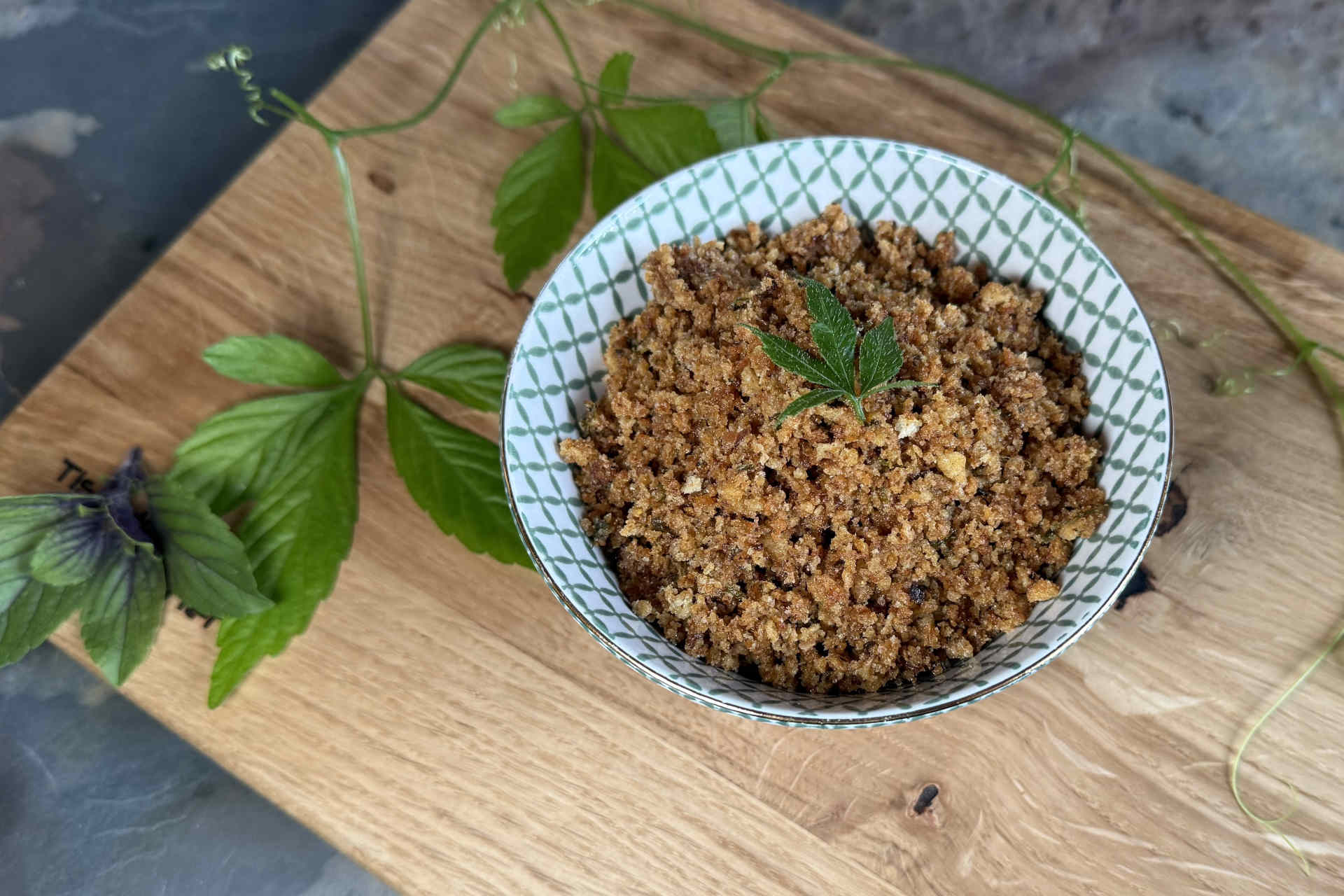 Herzhafter Crunch für Knödel, Gemüse & Co.: Pikante Butterbrösel – Bild 1