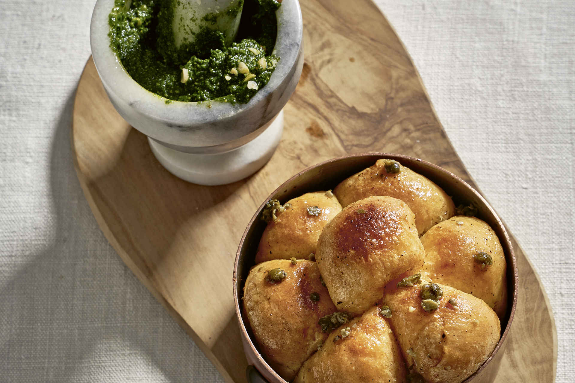 Tomatenbuchteln, Bergampfer-Pesto & Ziegenkäse