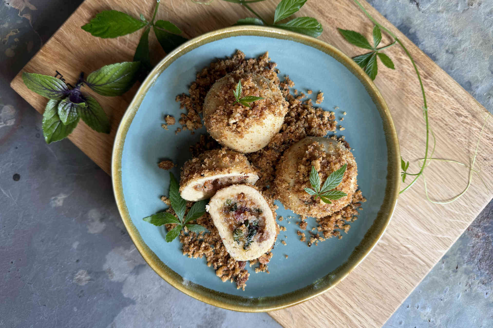 Außen knusprig, innen cremig: Pikant gefüllte Brandteigknödel