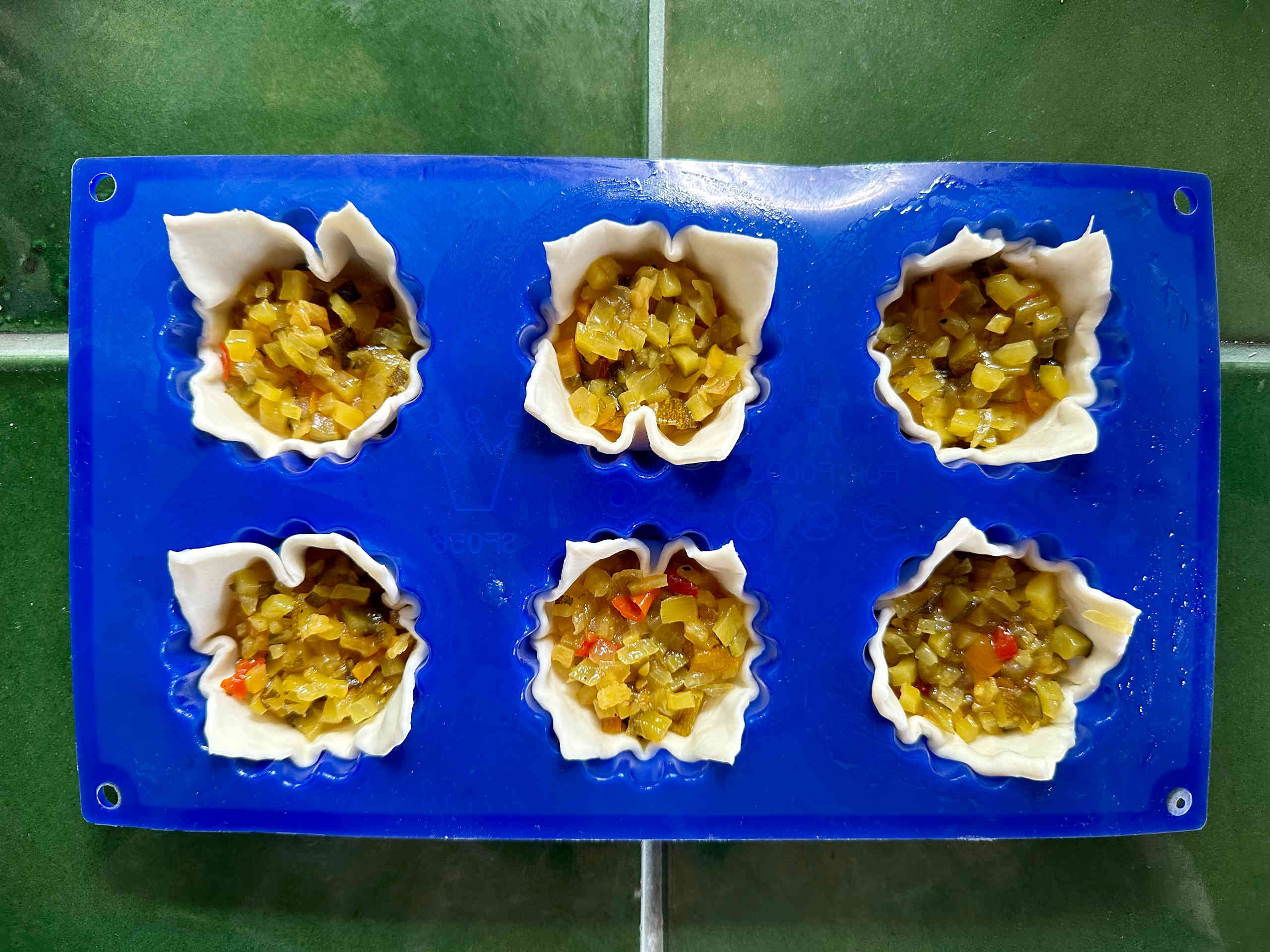 Spicy puff pastry filled with chutney – image 2