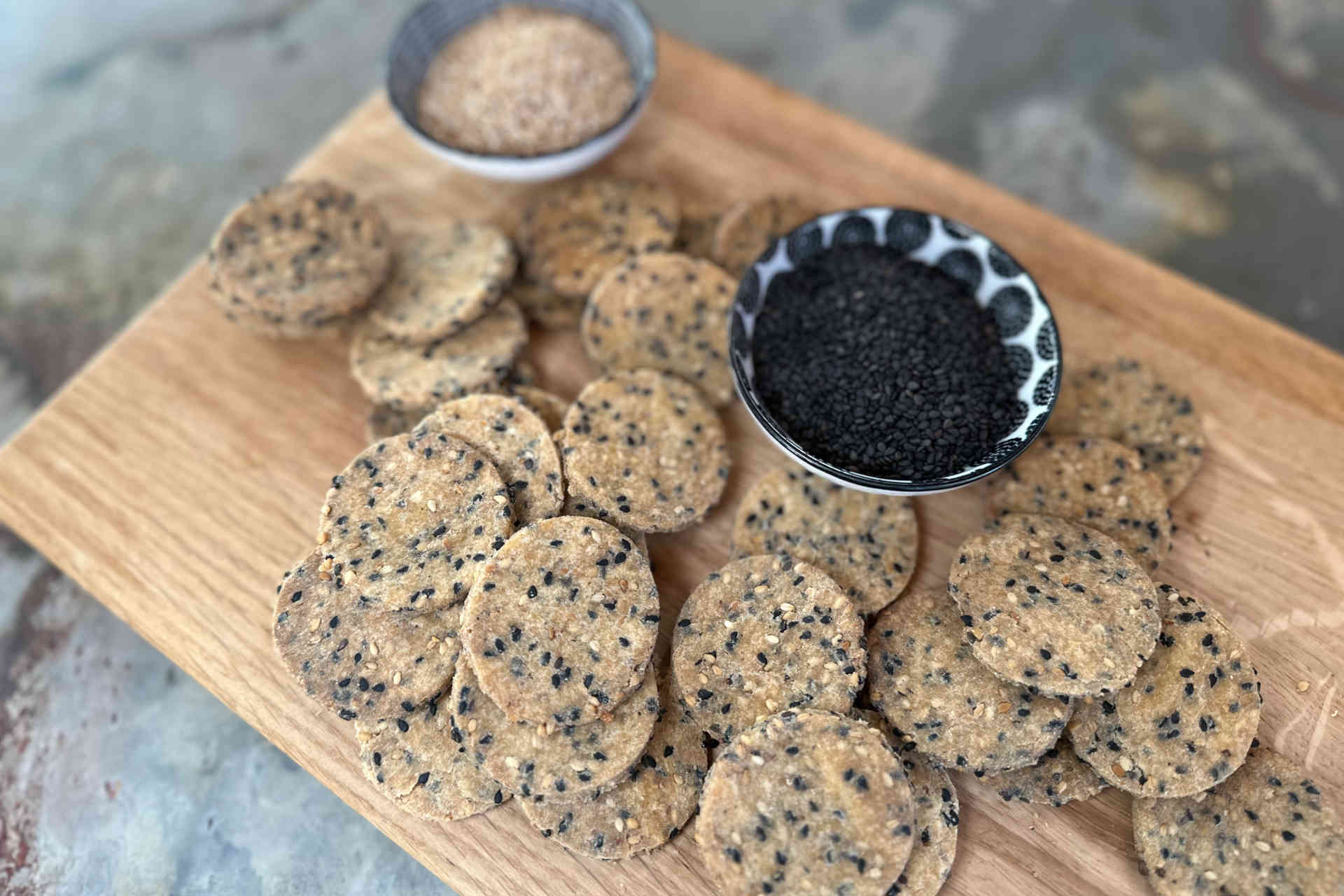Herzhaft, kaseinfrei & unwiderstehlich: Knusprige Sesam-Cracker