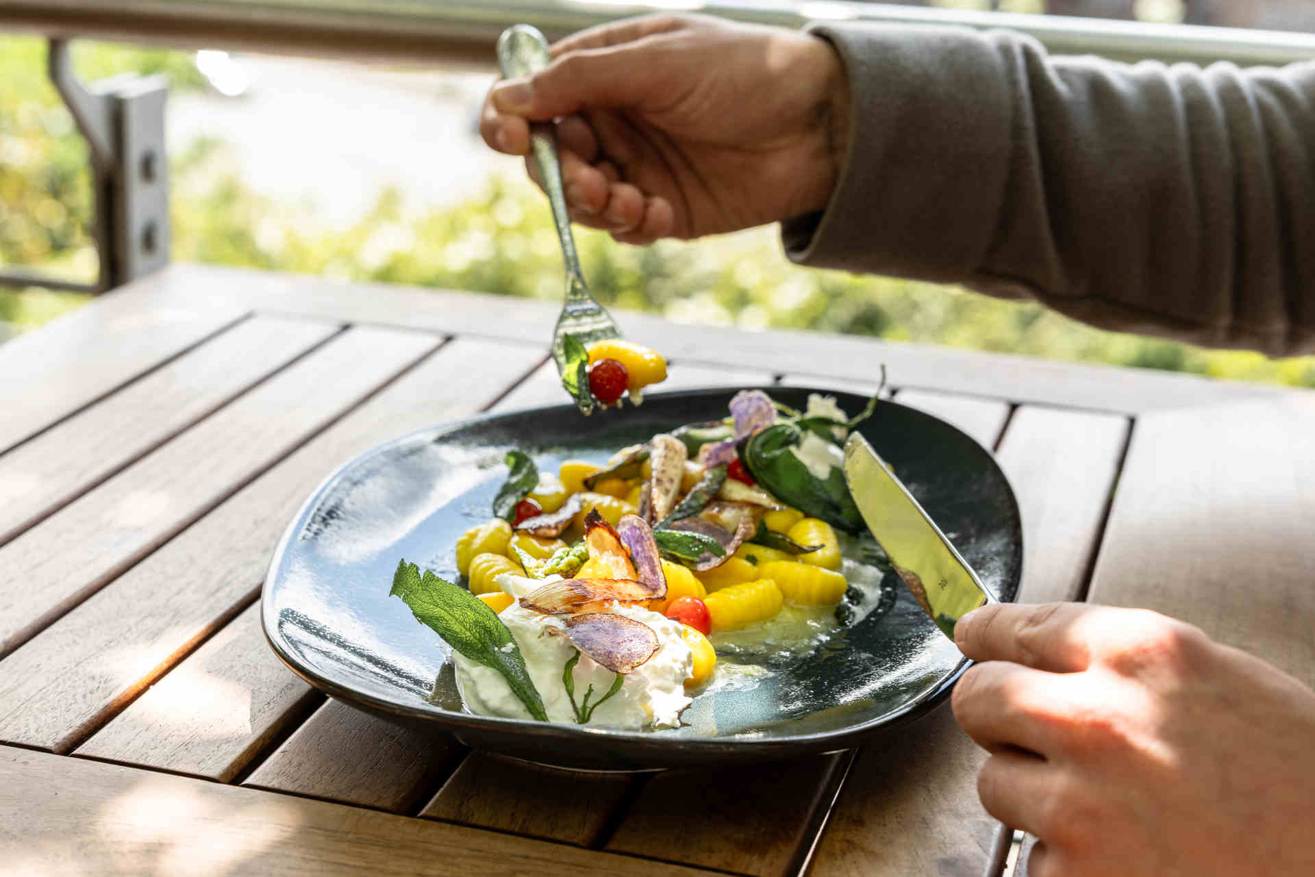 Mediterran inspiriert: Spargel-Gnocchi mit Burratina und Bärlauchpesto – Bild 3
