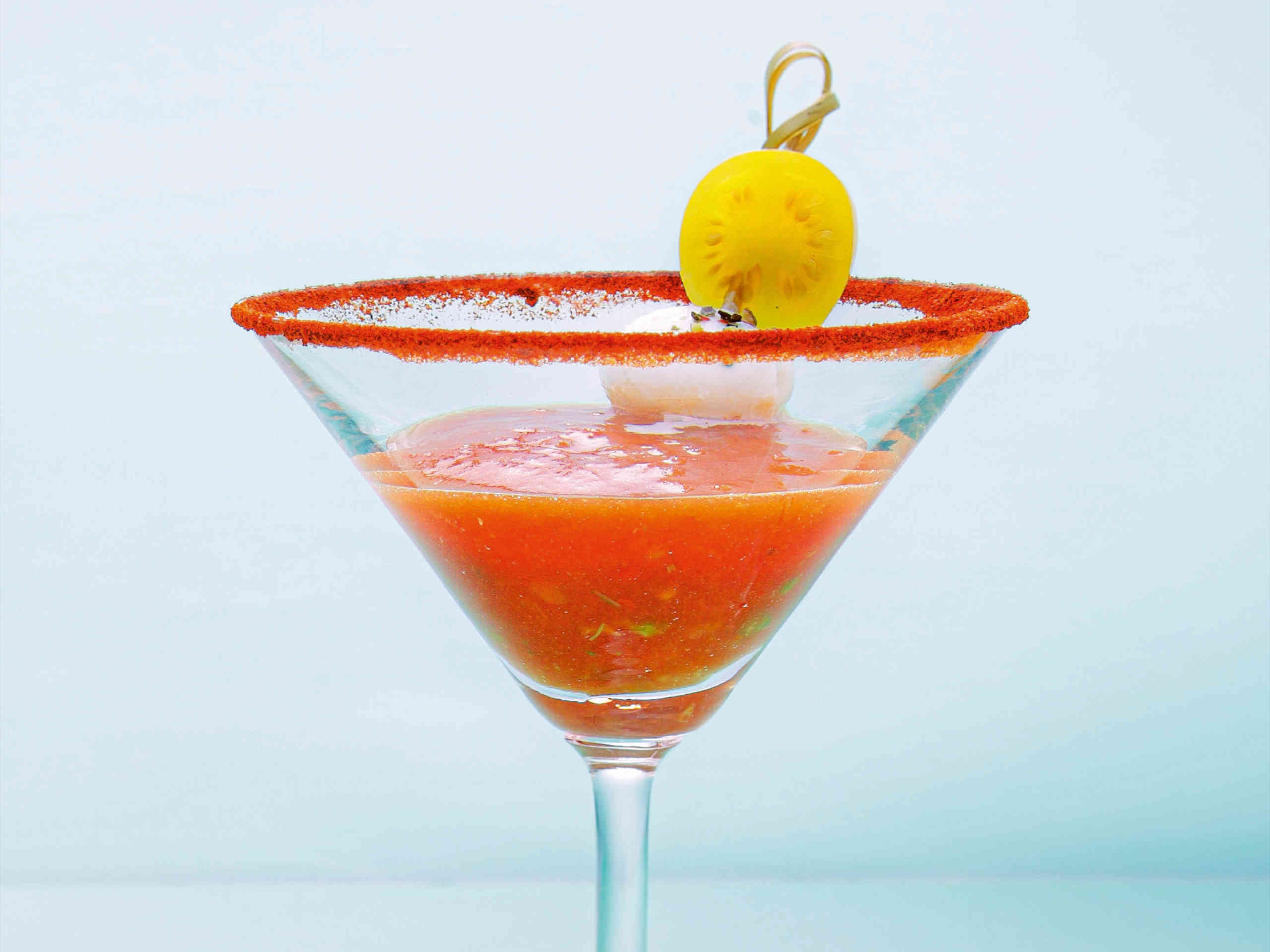 Gazpacho mit Tomaten-Mozzarellaspießchen