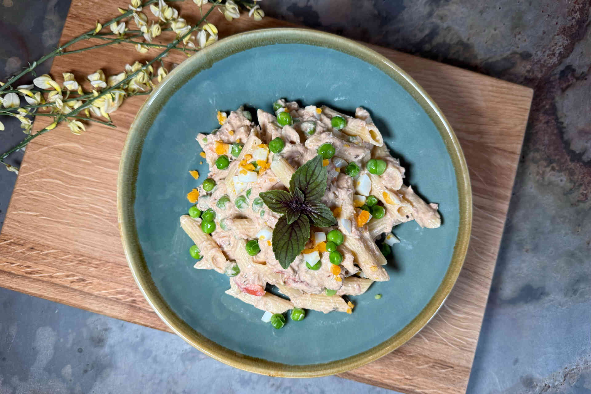 Cremige Zitronen-Thunfisch-Sauce mit Tomate und Erbsen