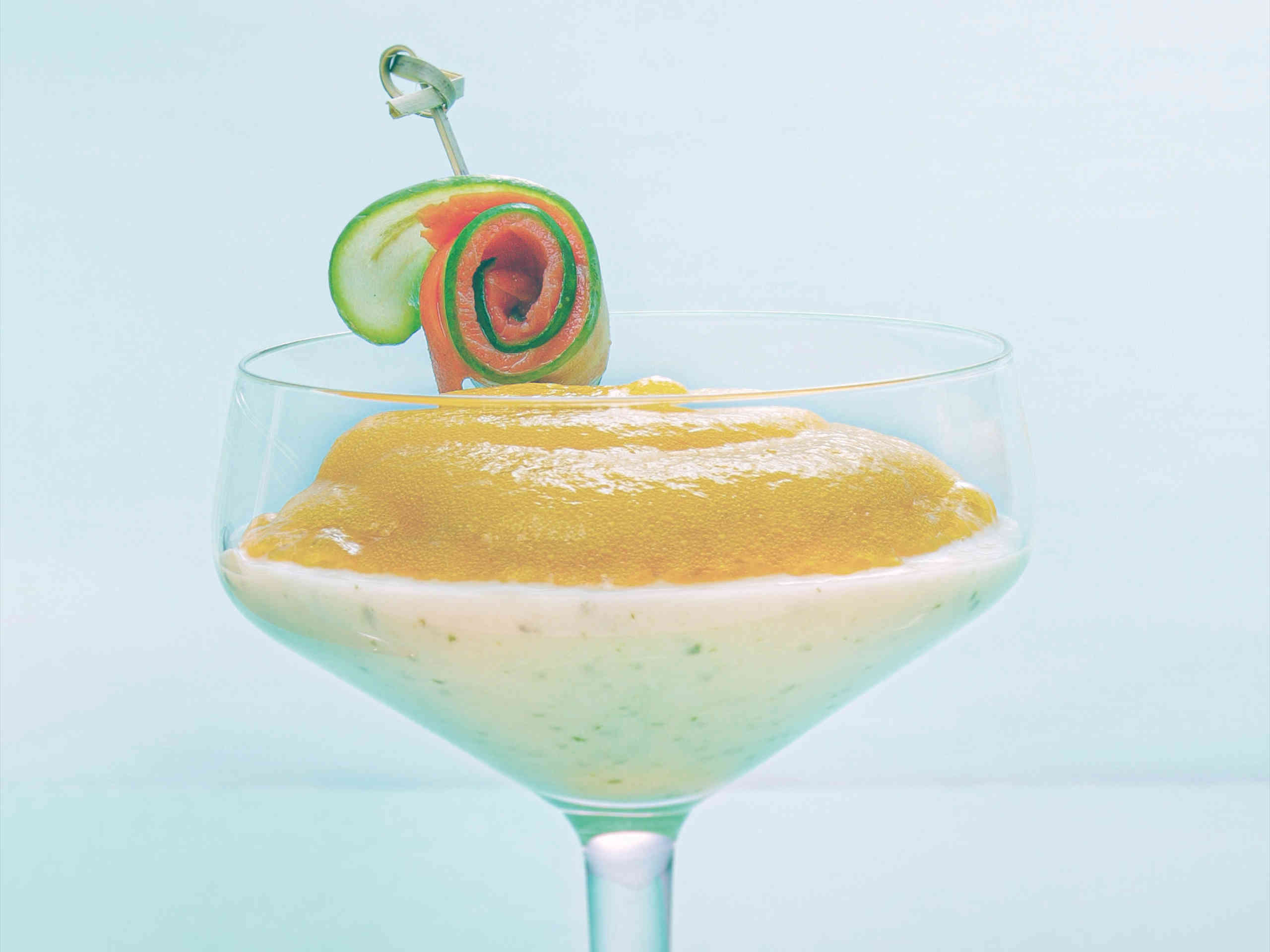 Gurkenkaltschale mit Karotten-Espuma