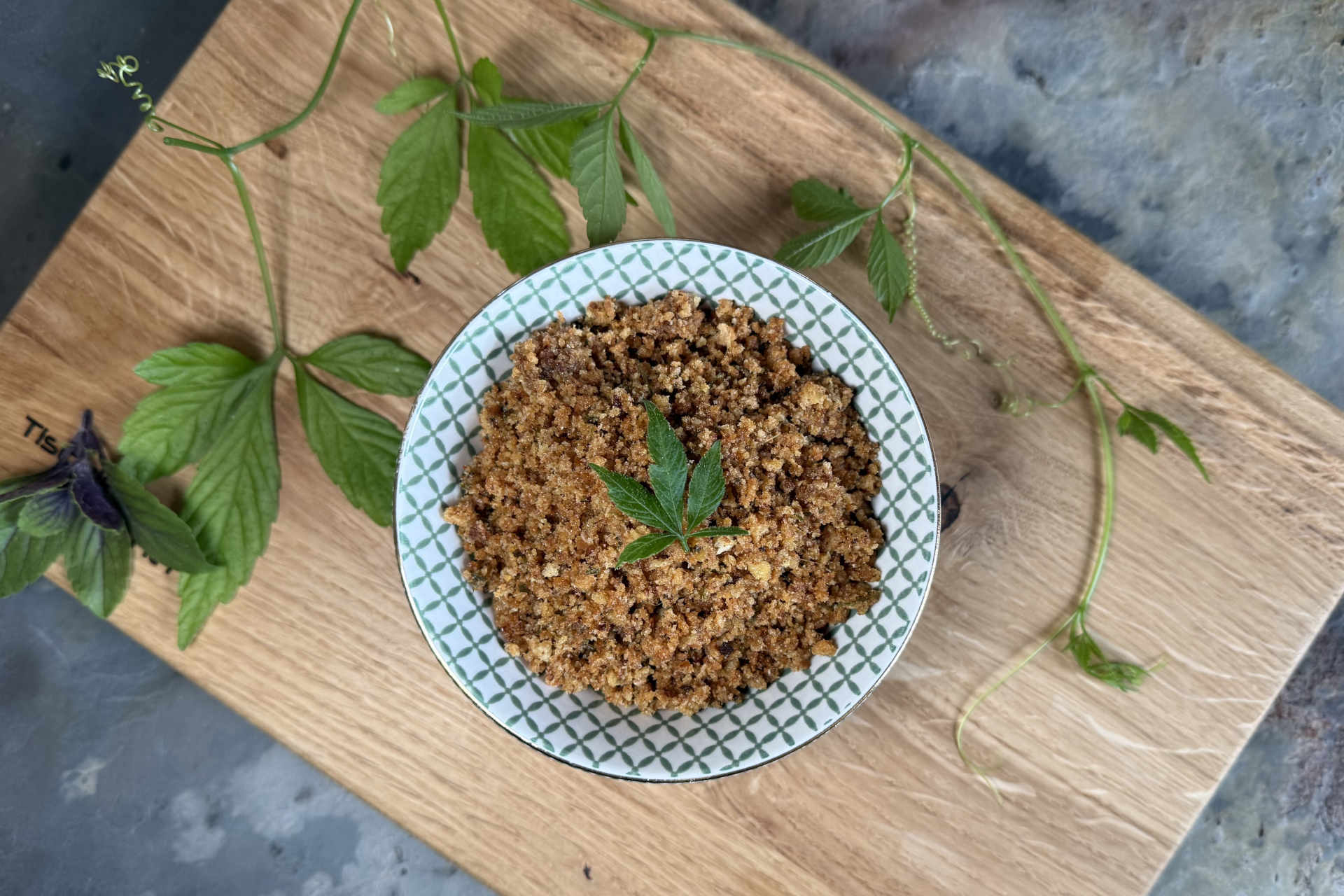 Herzhafter Crunch für Knödel, Gemüse & Co.: Pikante Butterbrösel