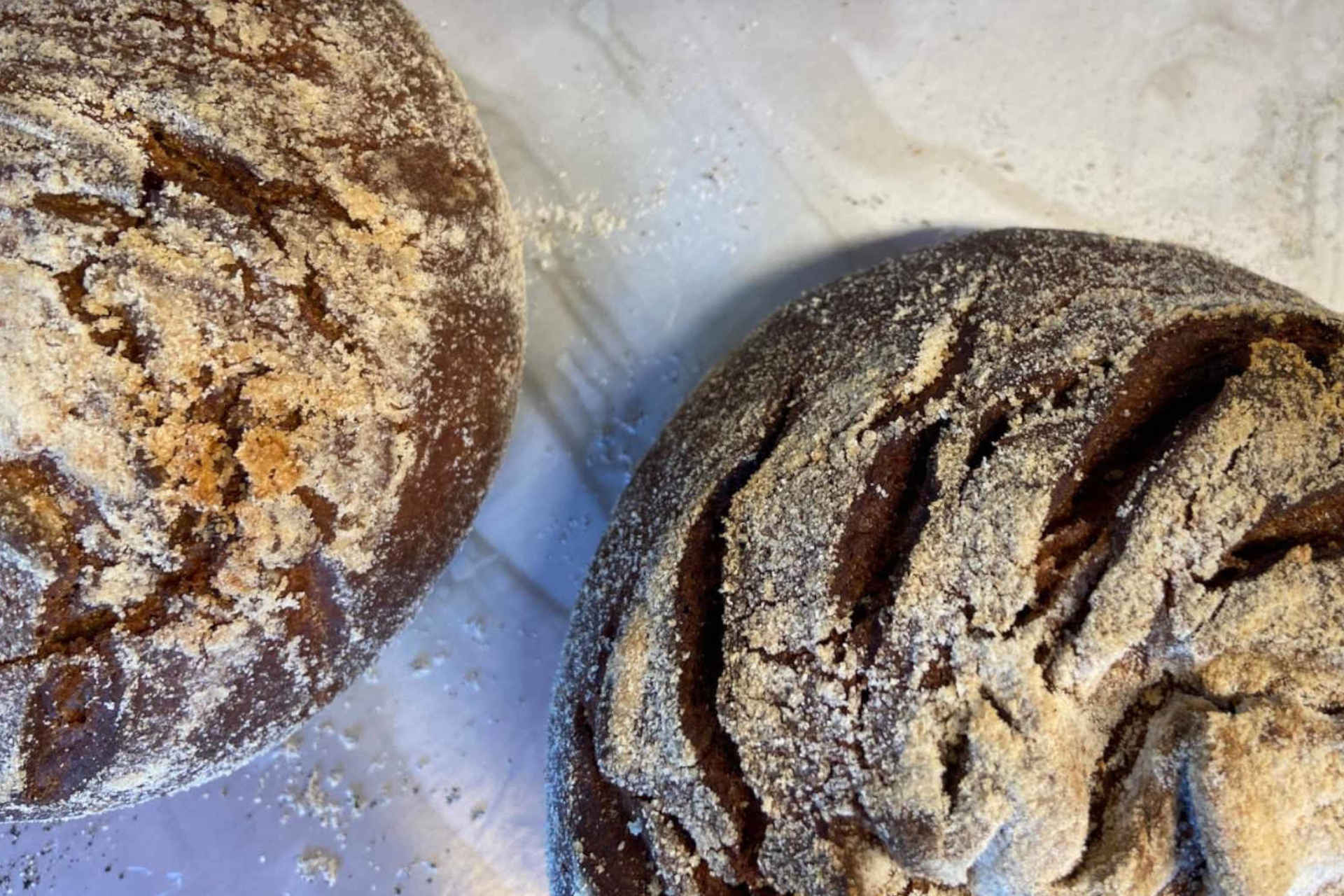 Sauerteigbrot mit Altbrot und Gewürzen