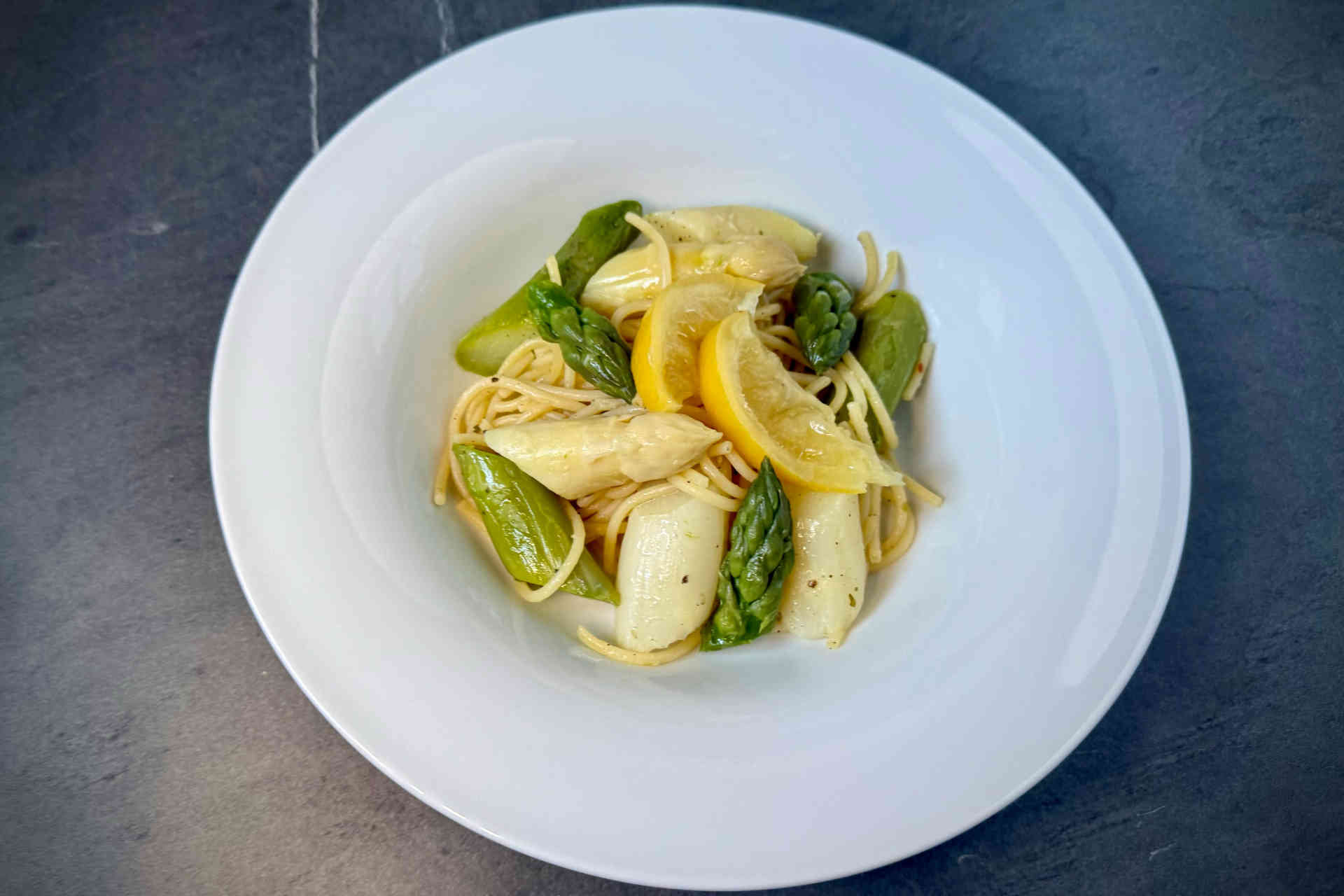 Frühlingsfrisch: Pasta mit grünem und weißem Spargel