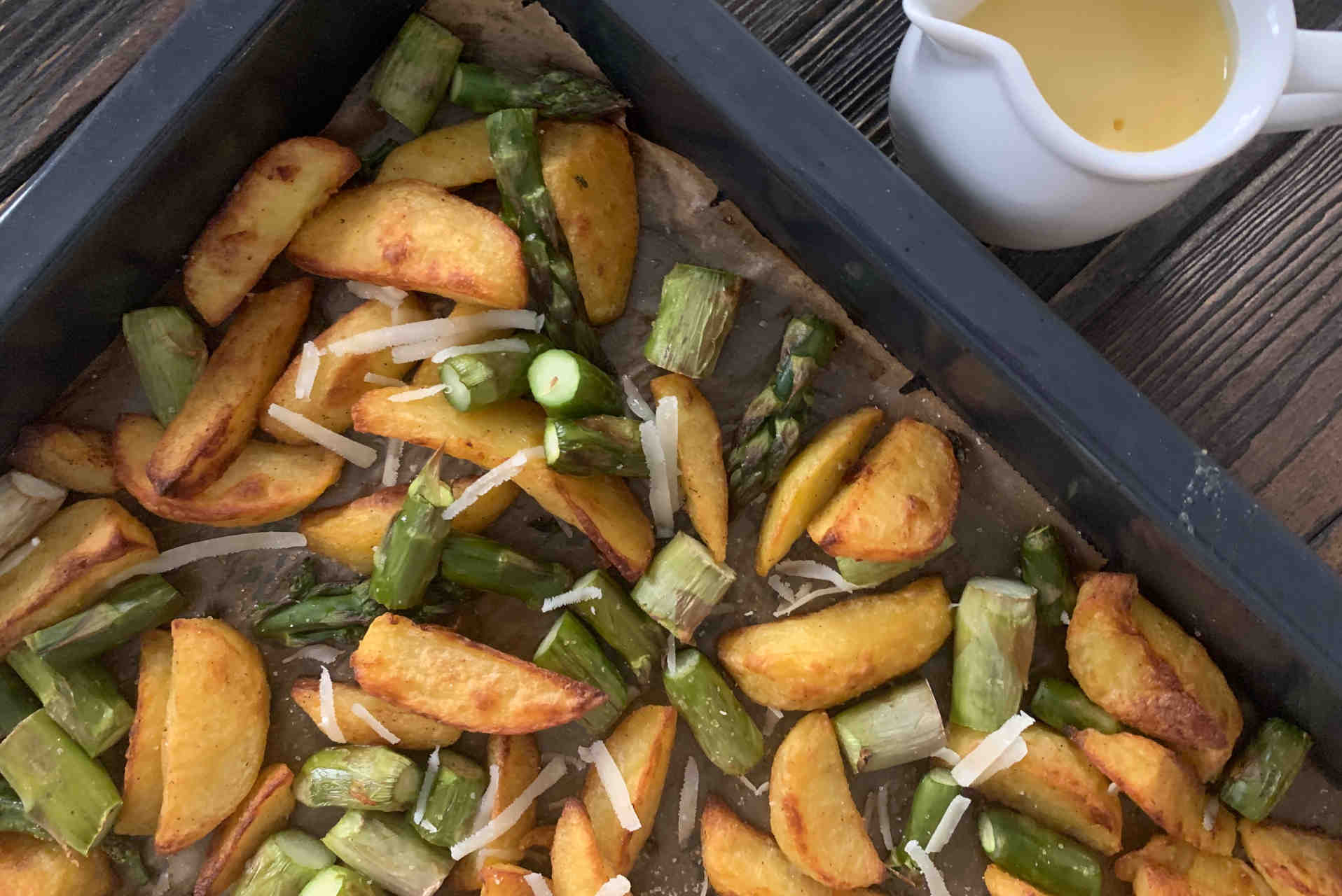 Ofenspargel mit Kartoffeln und selbstgemachter Sauce Hollandaise – Bild 1