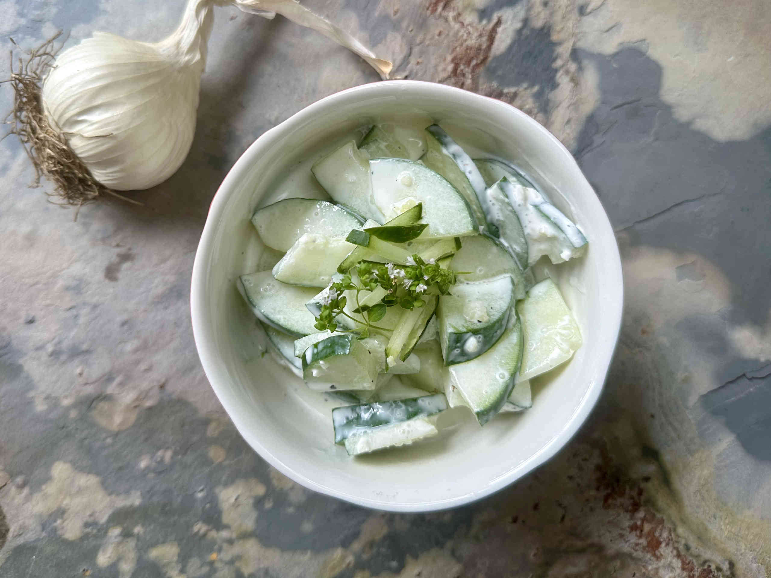 Frischer Gurkensalat mit Sauerrahm