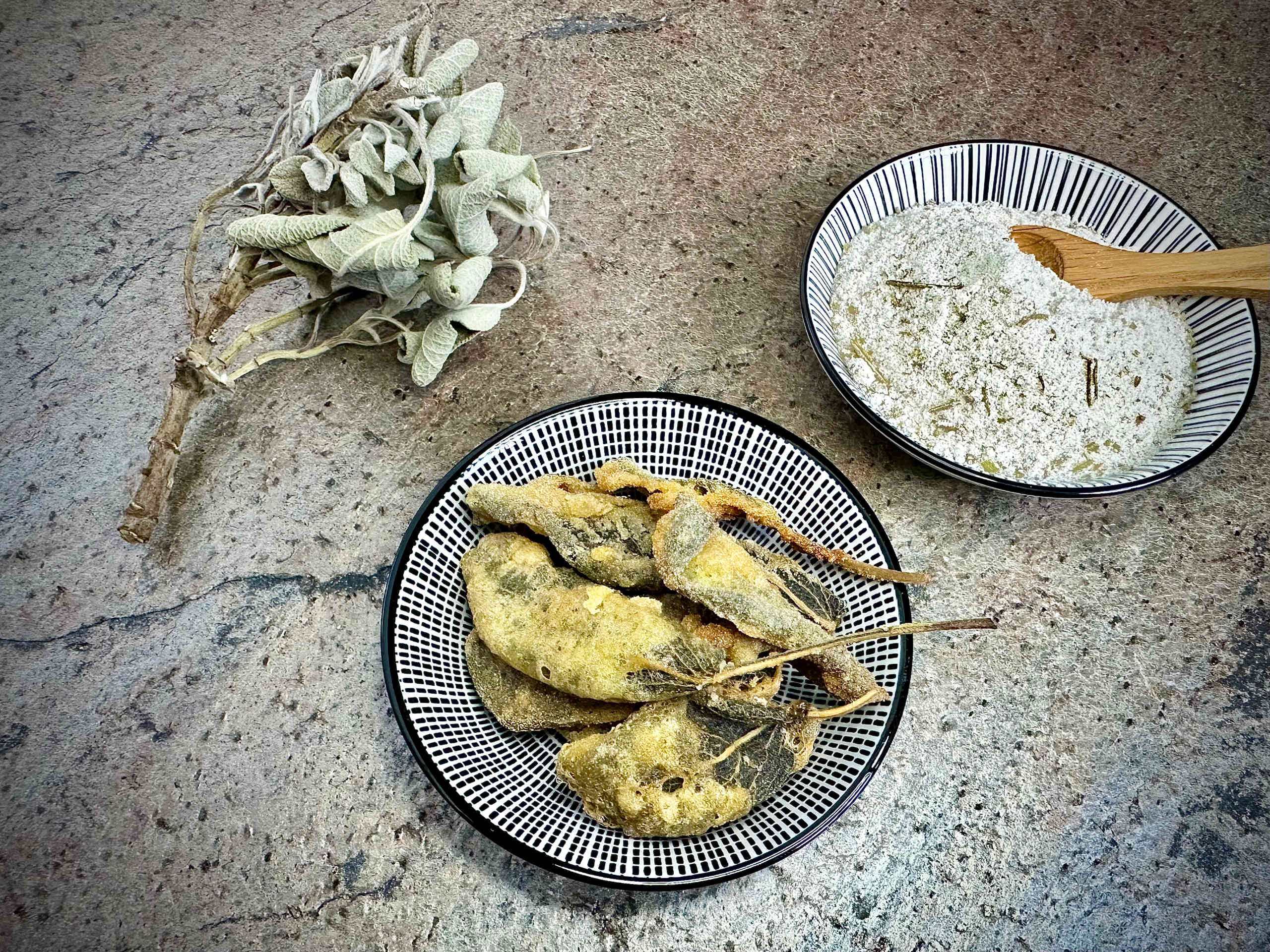 Knusprig frittierte Salbeiblätter mit Reismehl