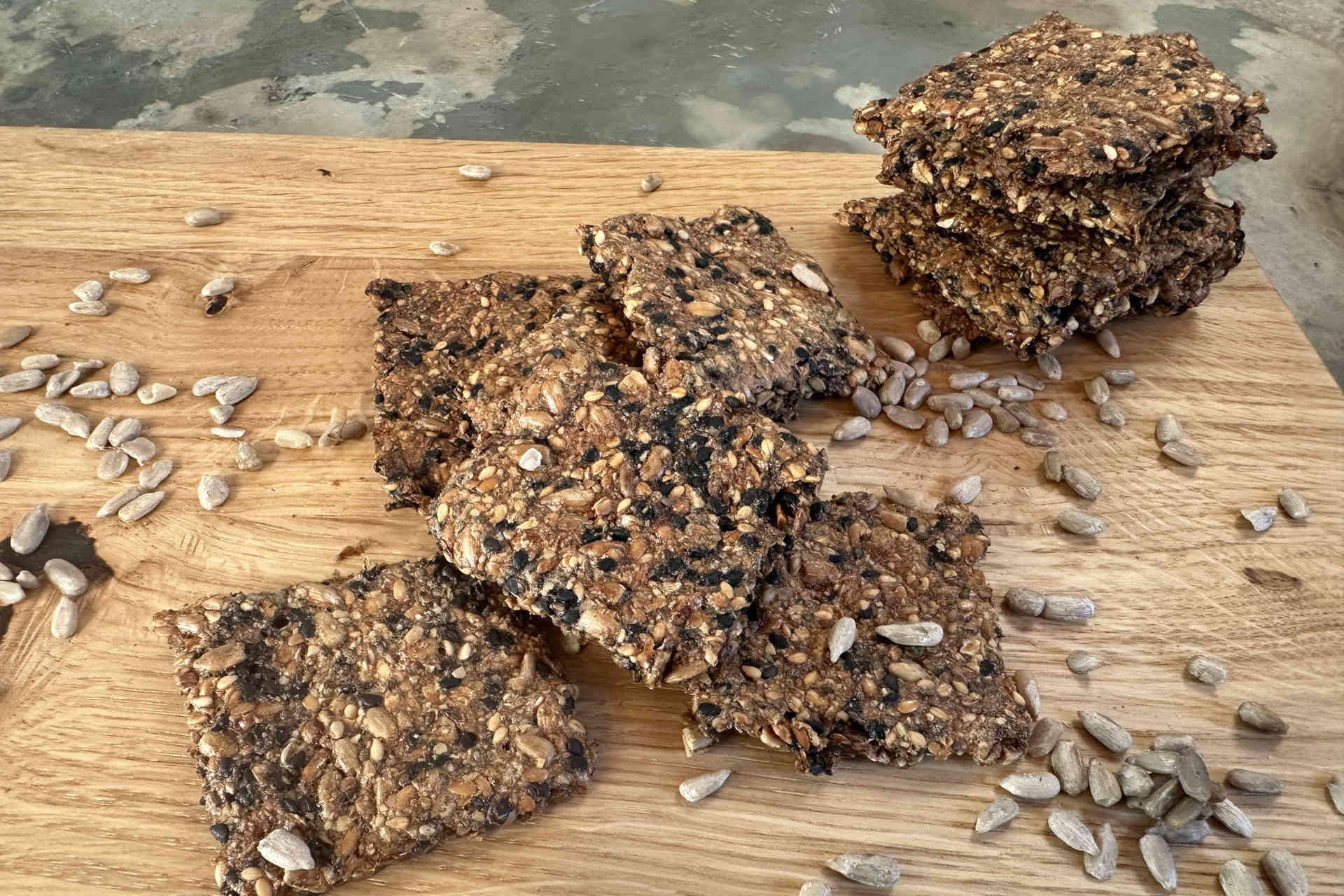 Knuspriger Low-Carb-Snack: Sonnenblumen Knäckebrot