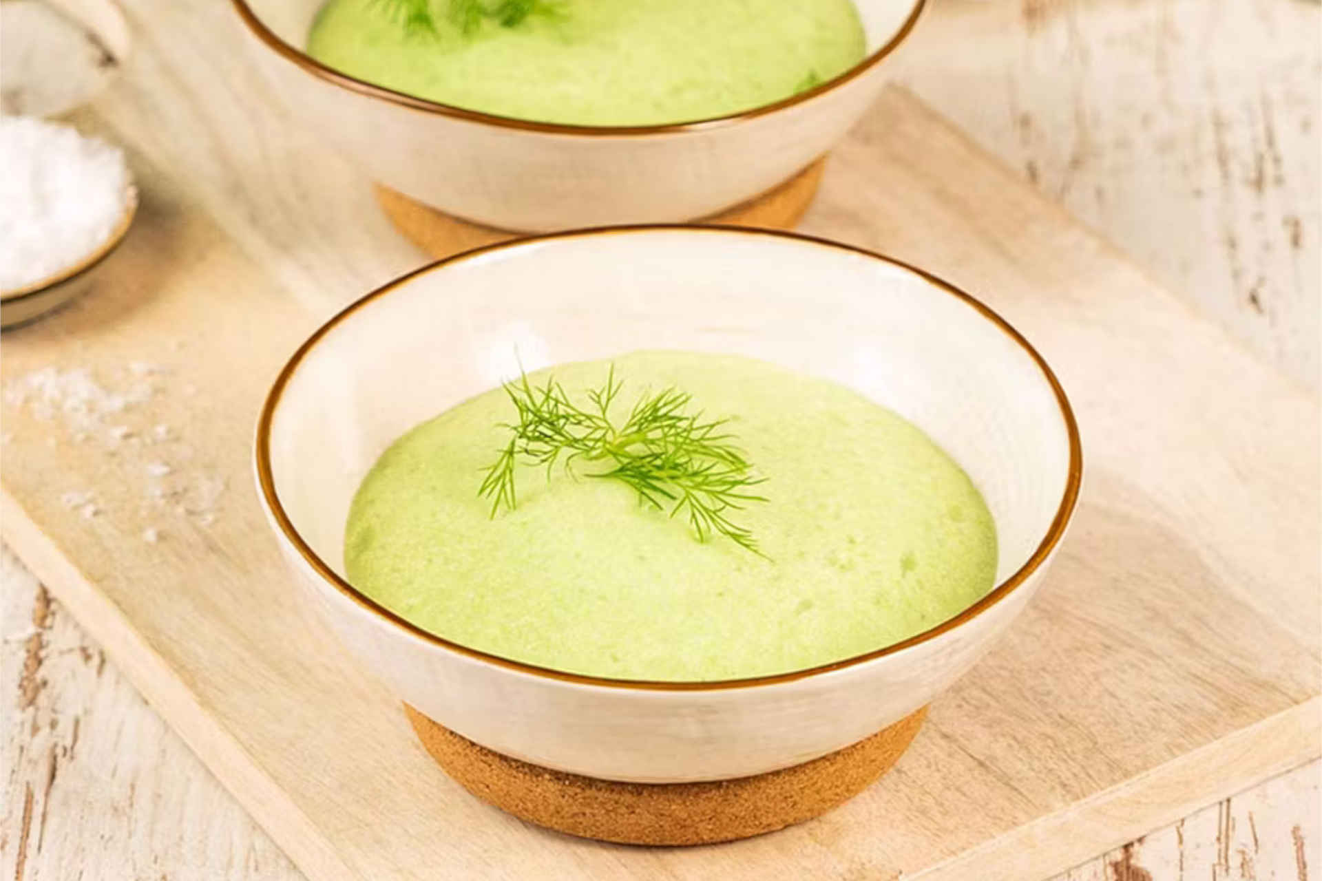 Erfrischende geeiste Kräuterschaumsuppe
