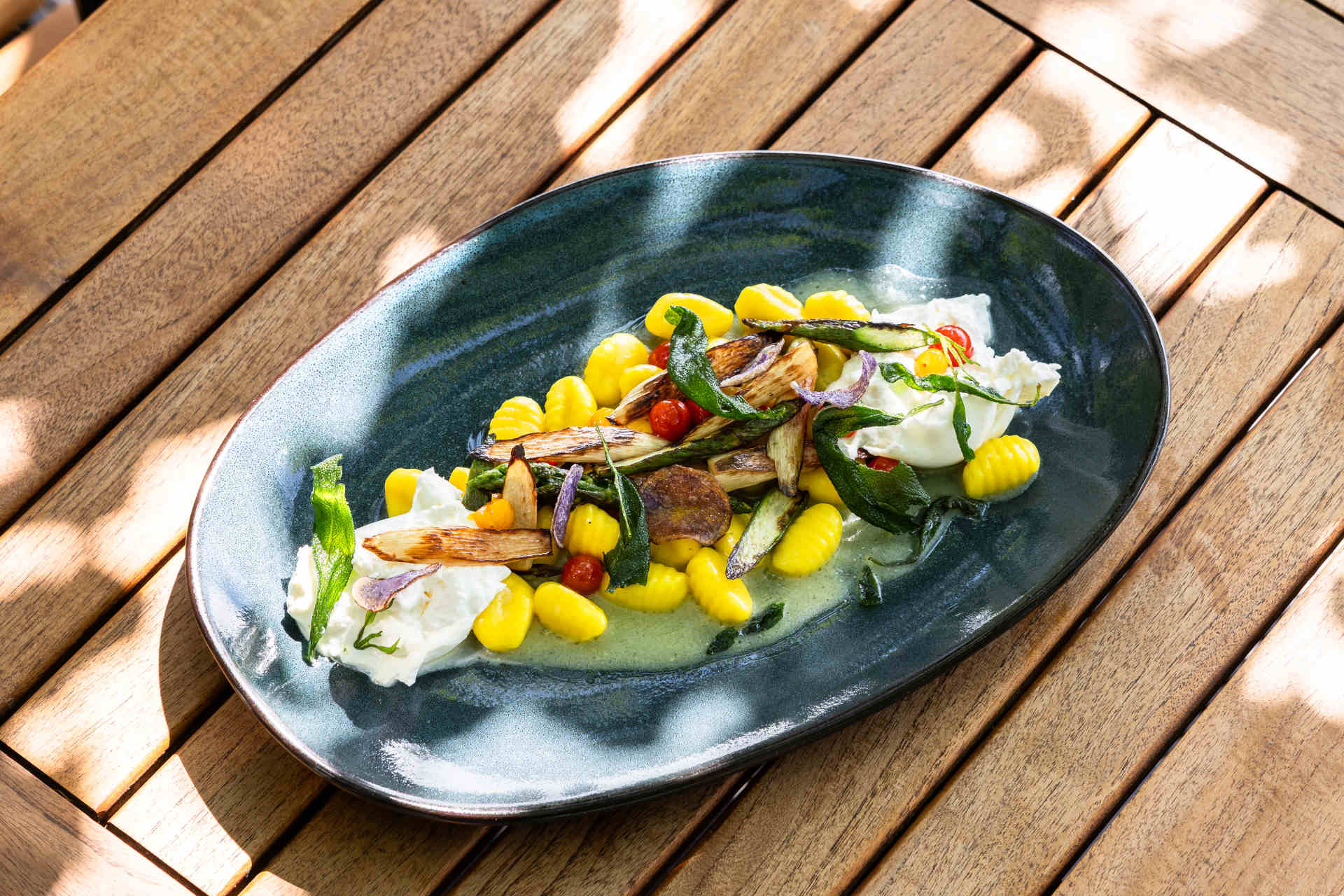 Mediterran inspiriert: Spargel-Gnocchi mit Burratina und Bärlauchpesto