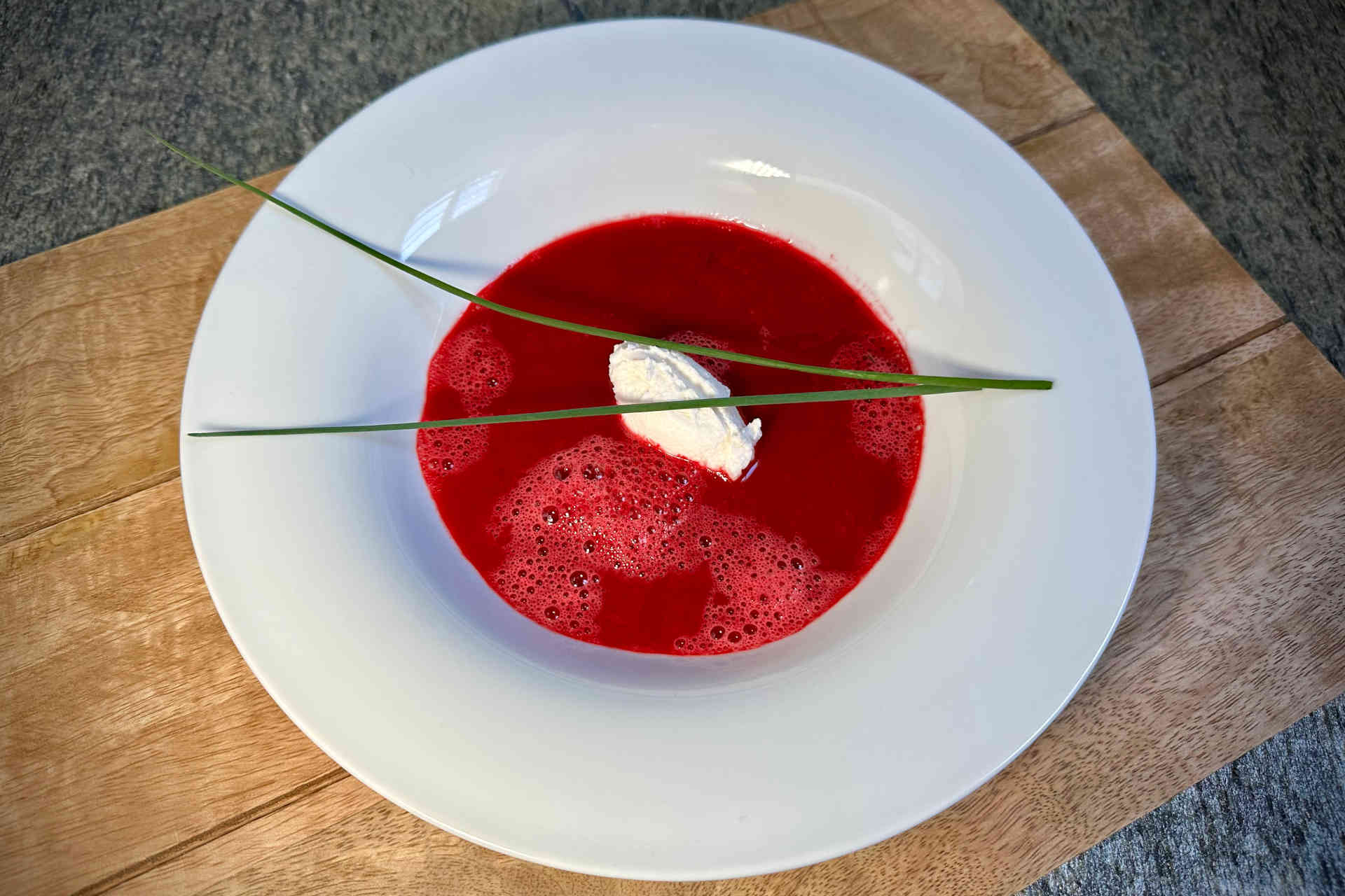 Voller Power: Rote-Rüben-Essenz mit veganer Frischkäse-Nocke