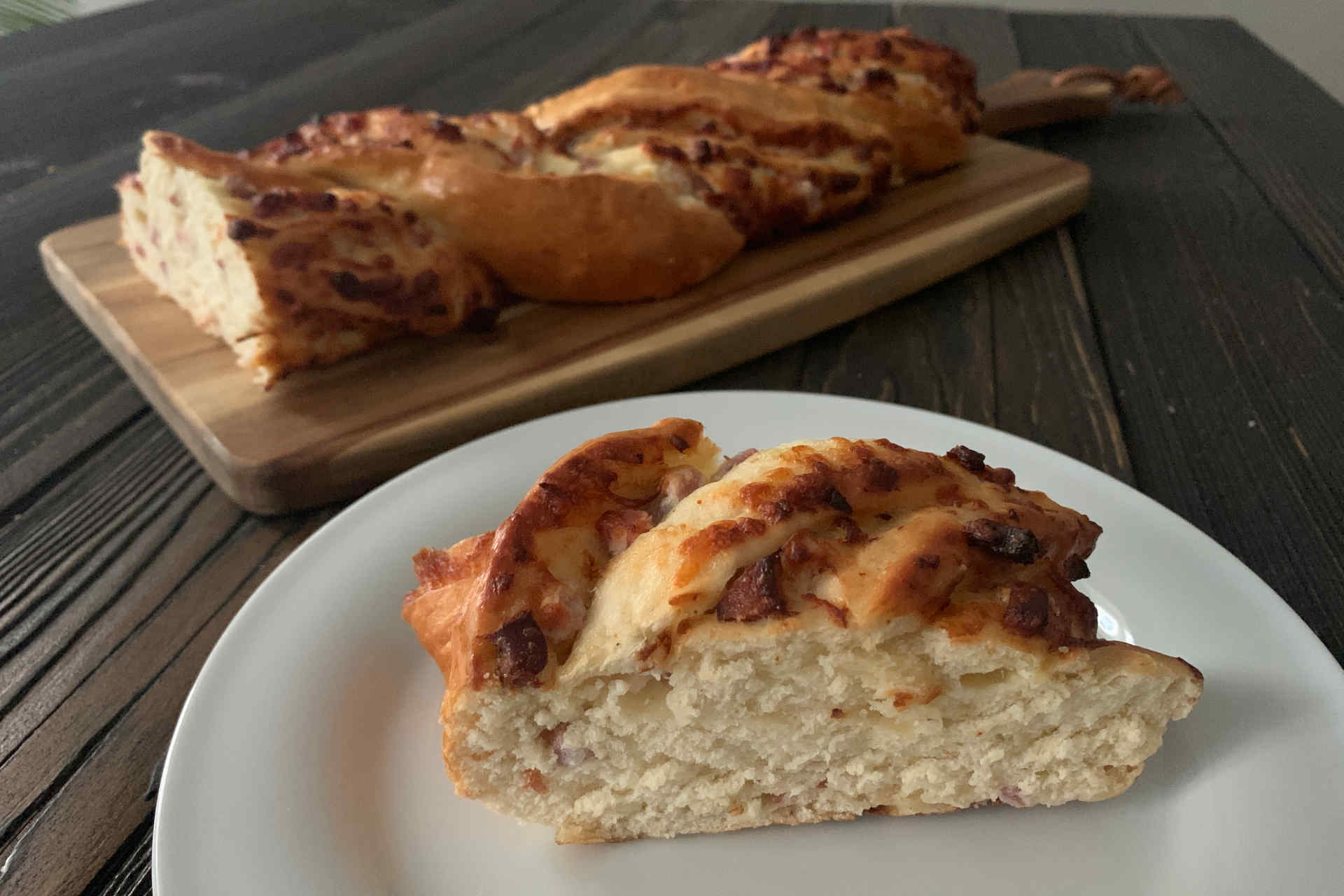 Herzhaft gefüllter Schinken-Käse-Hefezopf: Schwäbischer Zopf – Bild 1