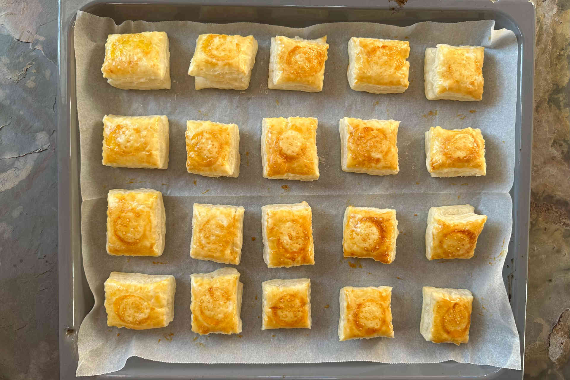 Blätterteig-Häppchen mit Kaviar und Trüffelperlen – Bild 2