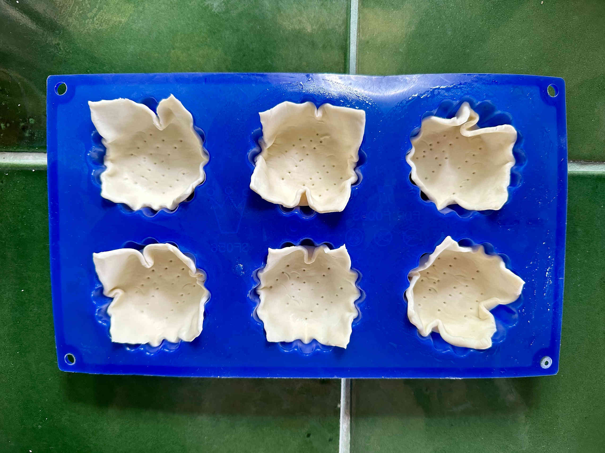 Spicy puff pastry filled with chutney – image 1
