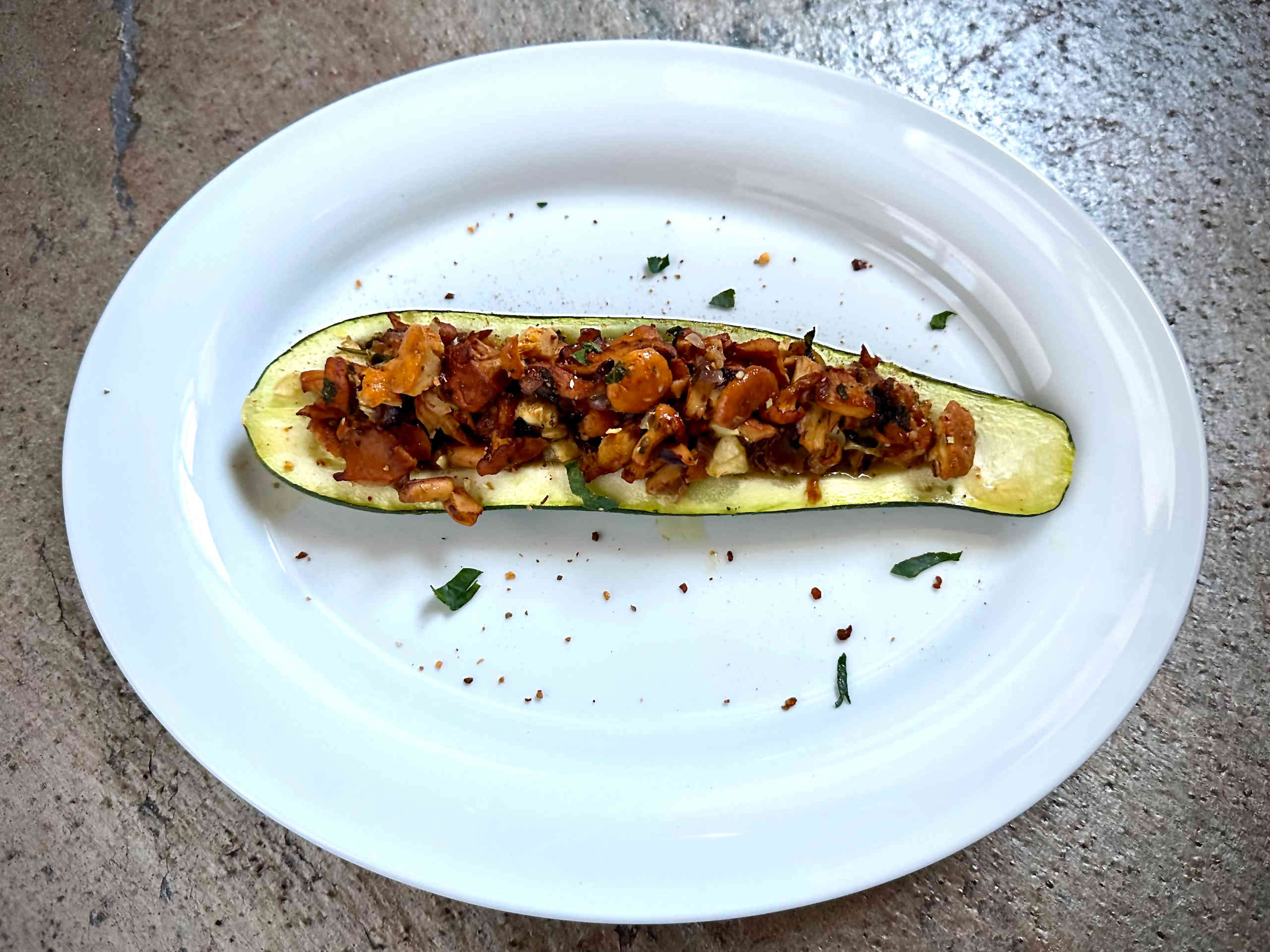 Zucchini mit Eierschwammerl-Zwiebel-Füllung – Bild 1