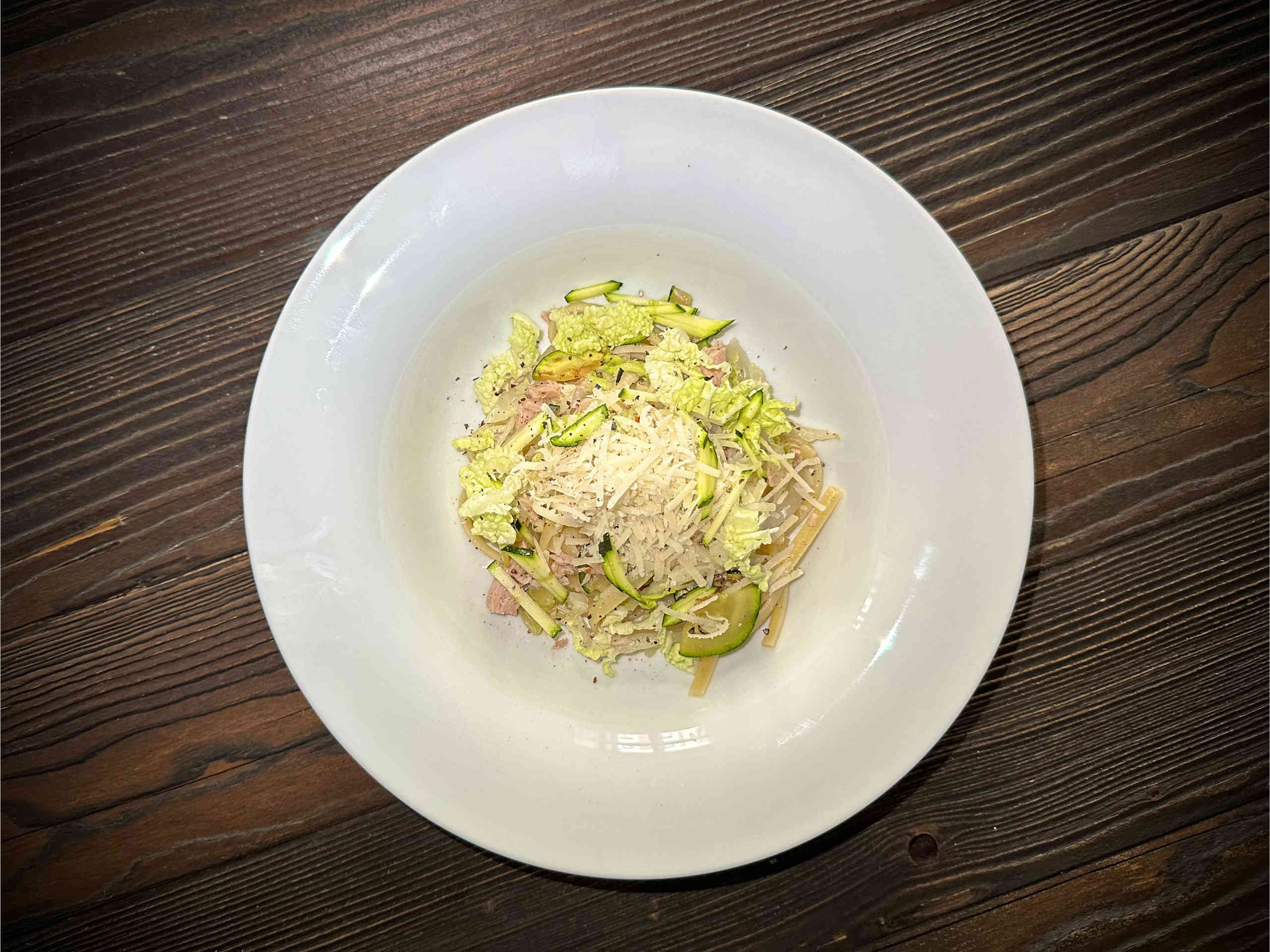 Pasta mit Gemüse und Thunfisch