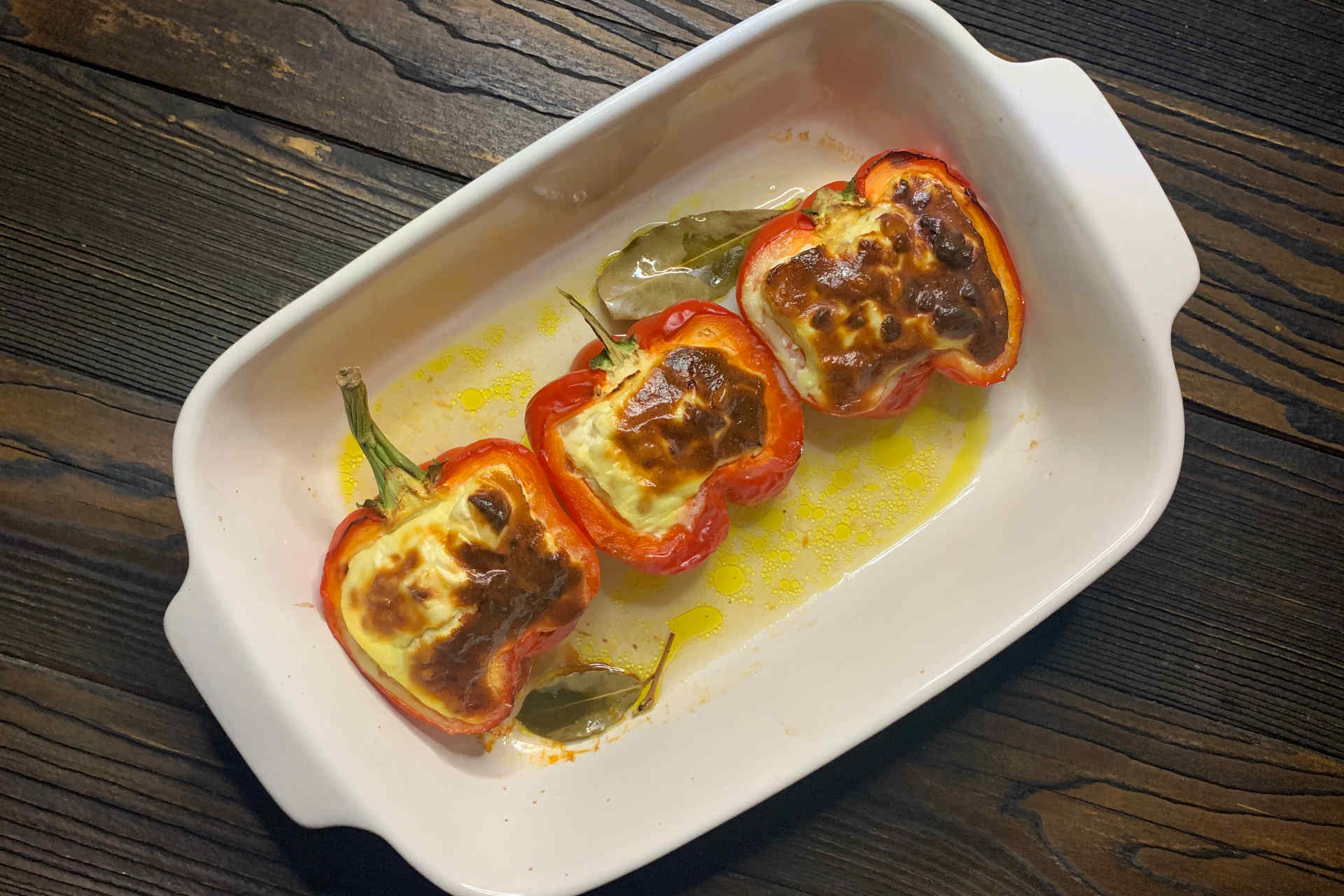 Ofengenuss mit mediterranem Twist: Gefüllte Paprika mit Schafskäse & Ei