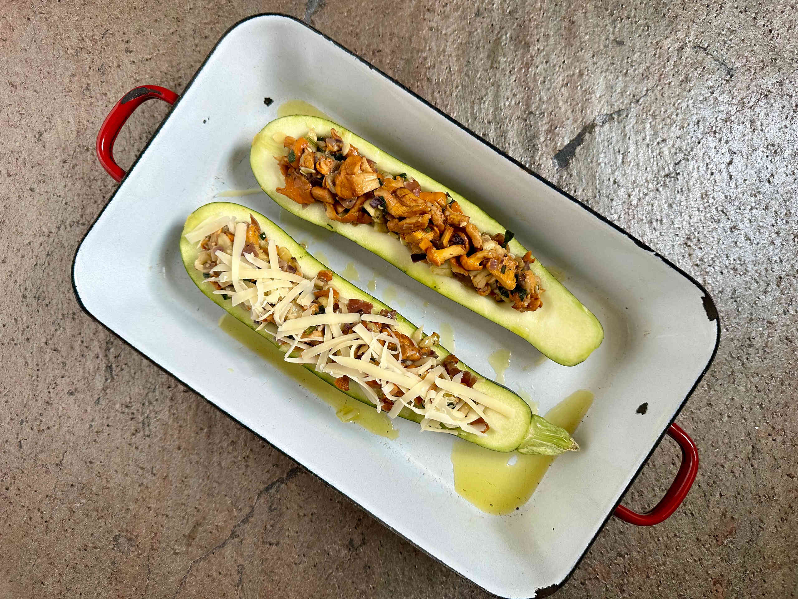 Zucchini mit Eierschwammerl-Zwiebel-Füllung