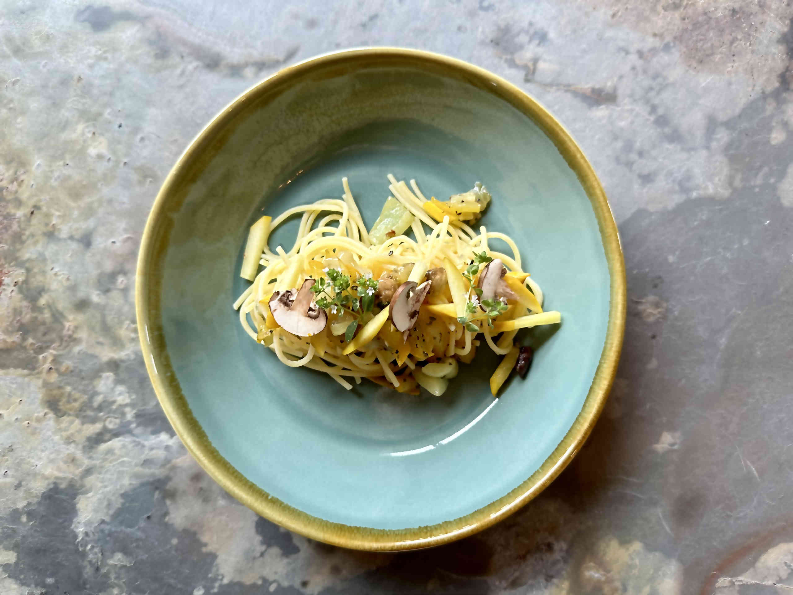 Schnelle Pasta mit Sommergemüse