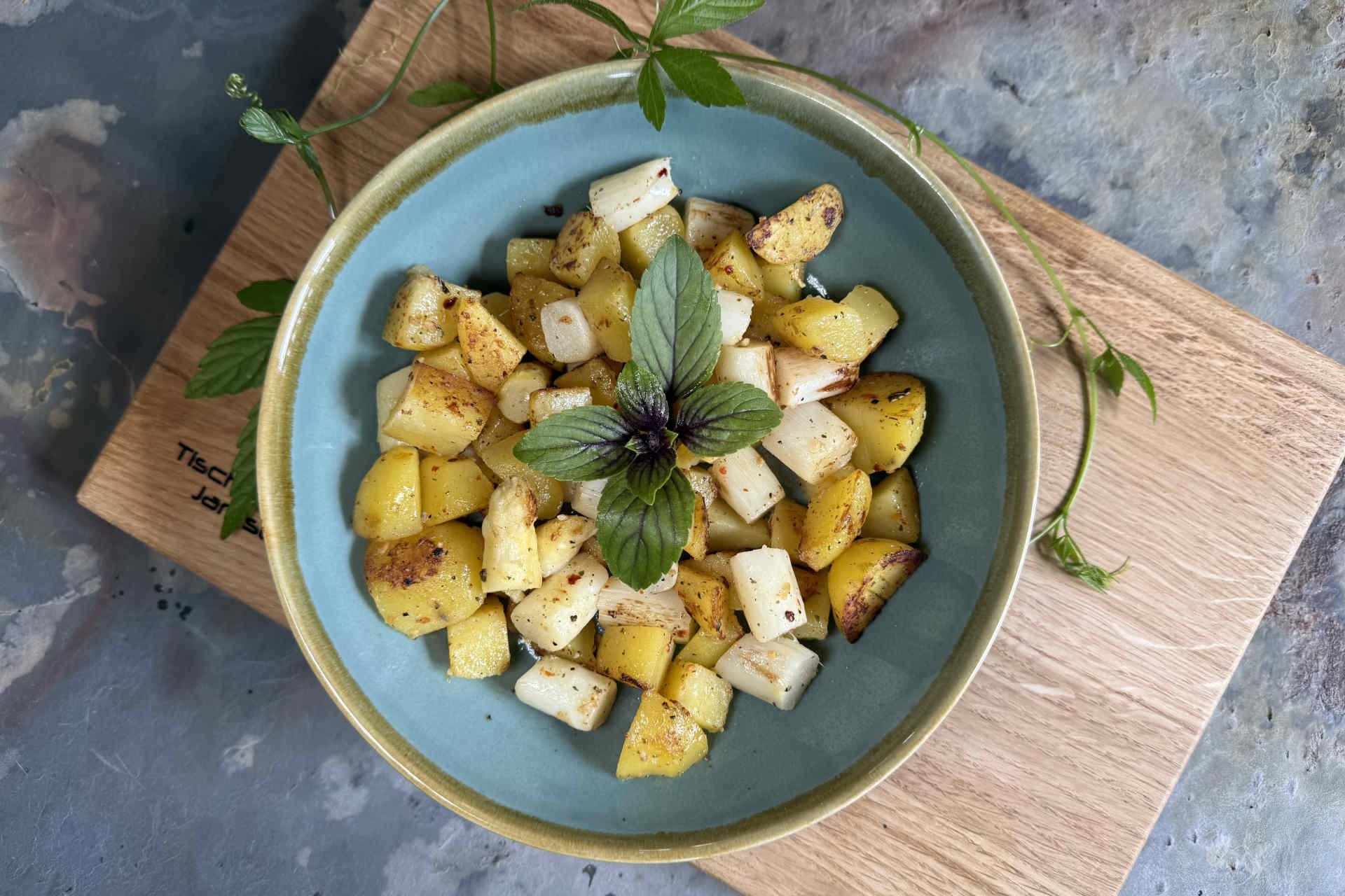 Vegan, saisonal & voller Röstaromen: Gröstl mit weißem Spargel