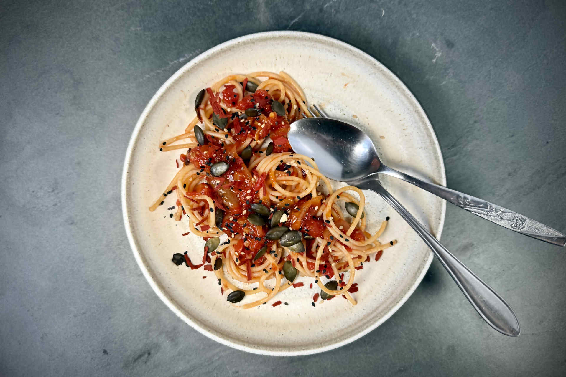 Fermentierter Twist trifft Pasta-Liebe: Kimchi-Tomaten-Spaghetti
