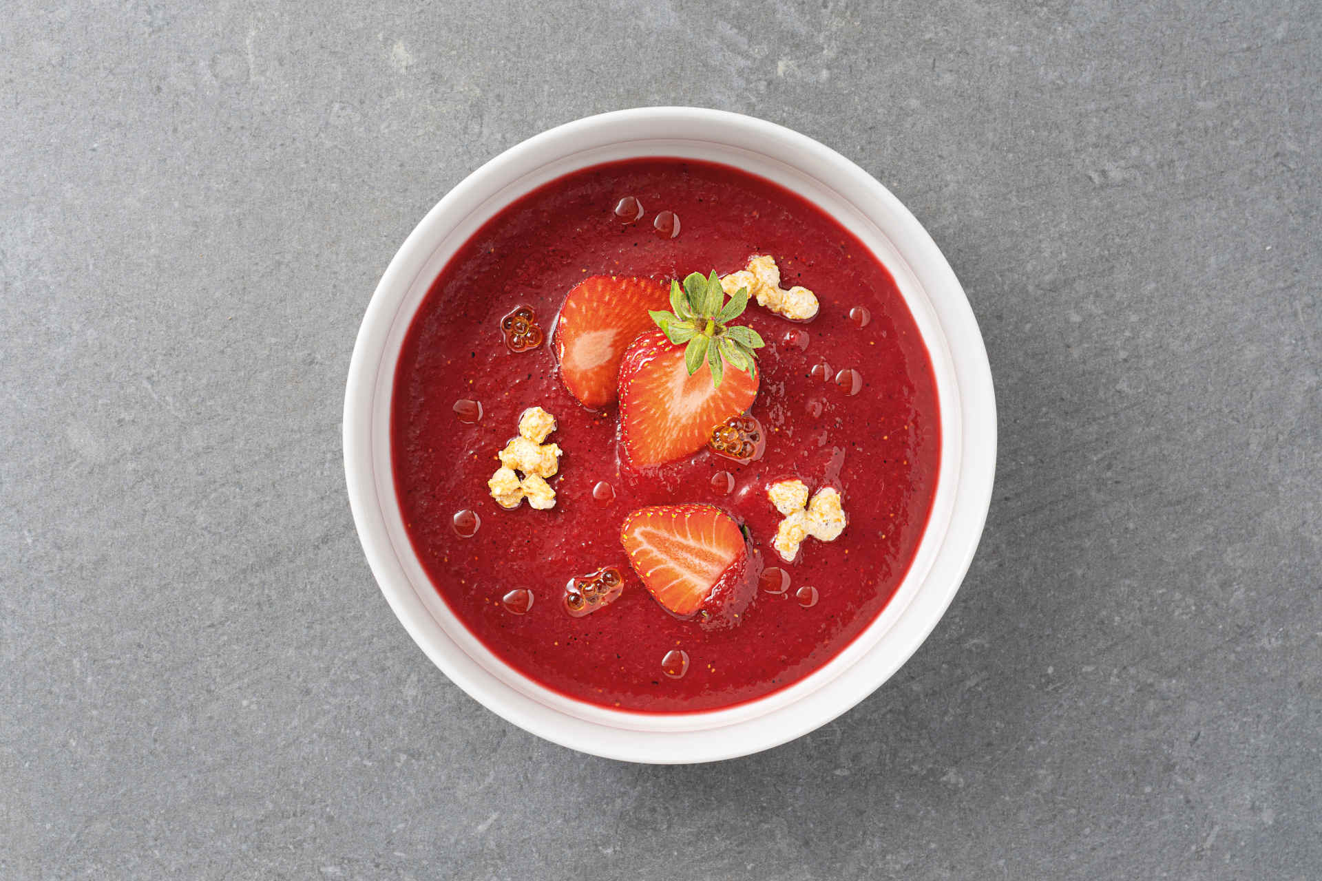 Frühling im Glas: Rote-Bete-Erdbeer-Gazpacho mit souffliertem Mochi