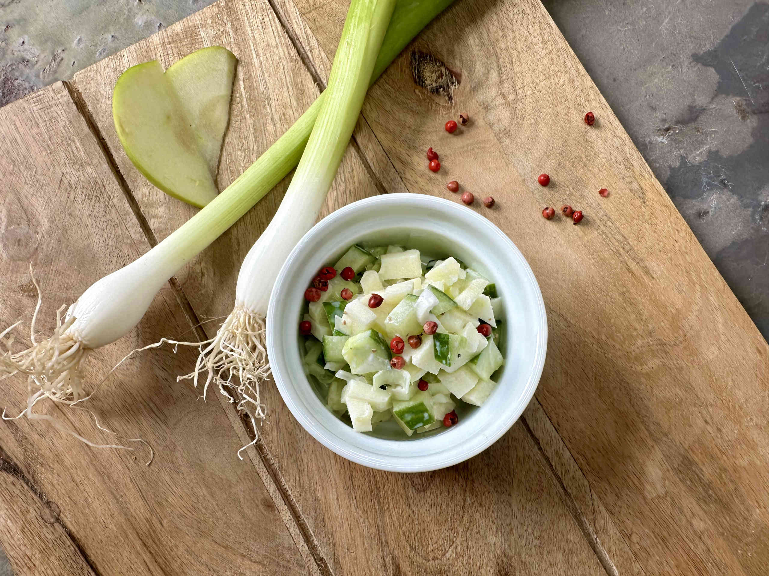 Cucumber-apple-fennel tartare with pink berries