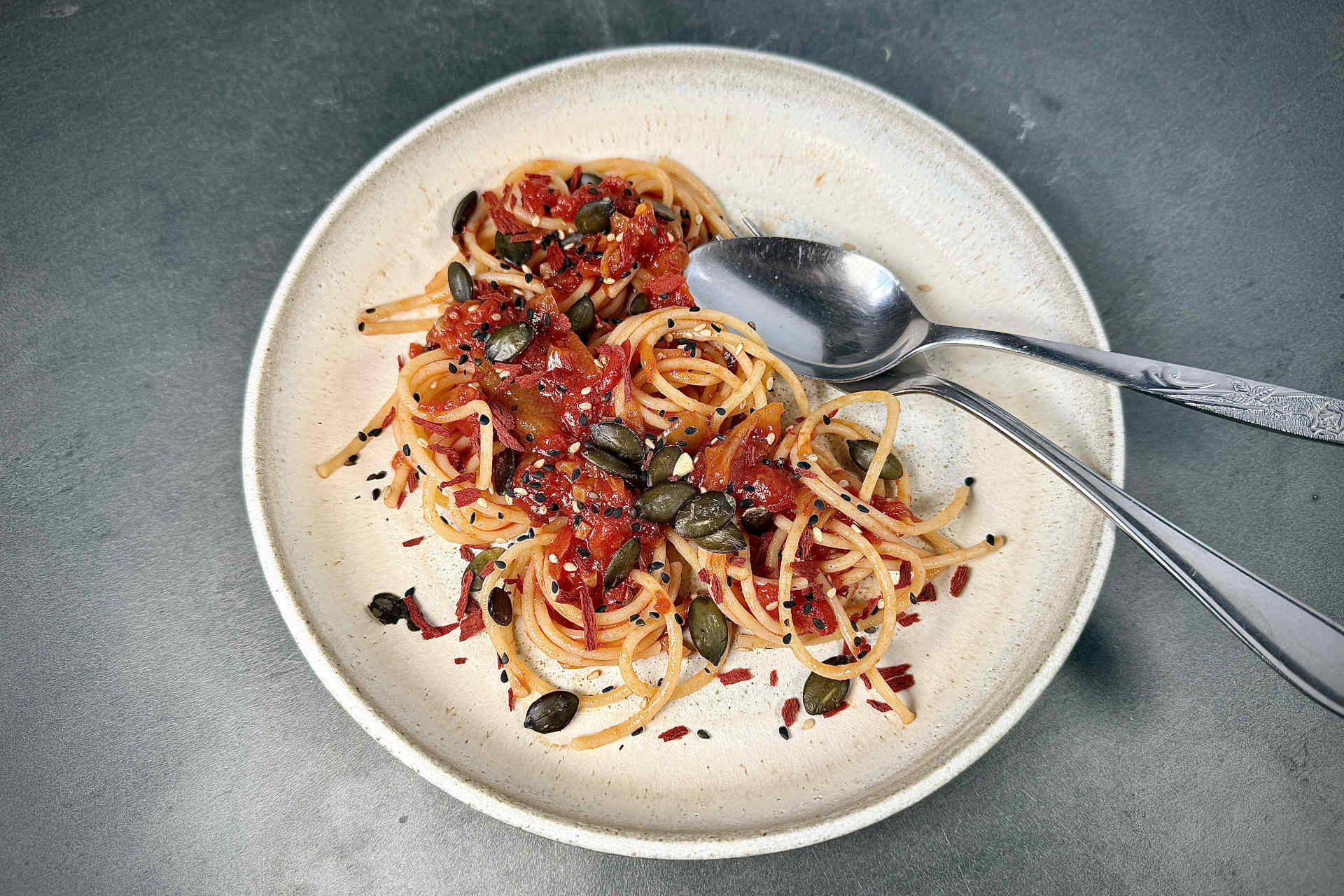 Fermentierter Twist trifft Pasta-Liebe: Kimchi-Tomaten-Spaghetti – Bild 1