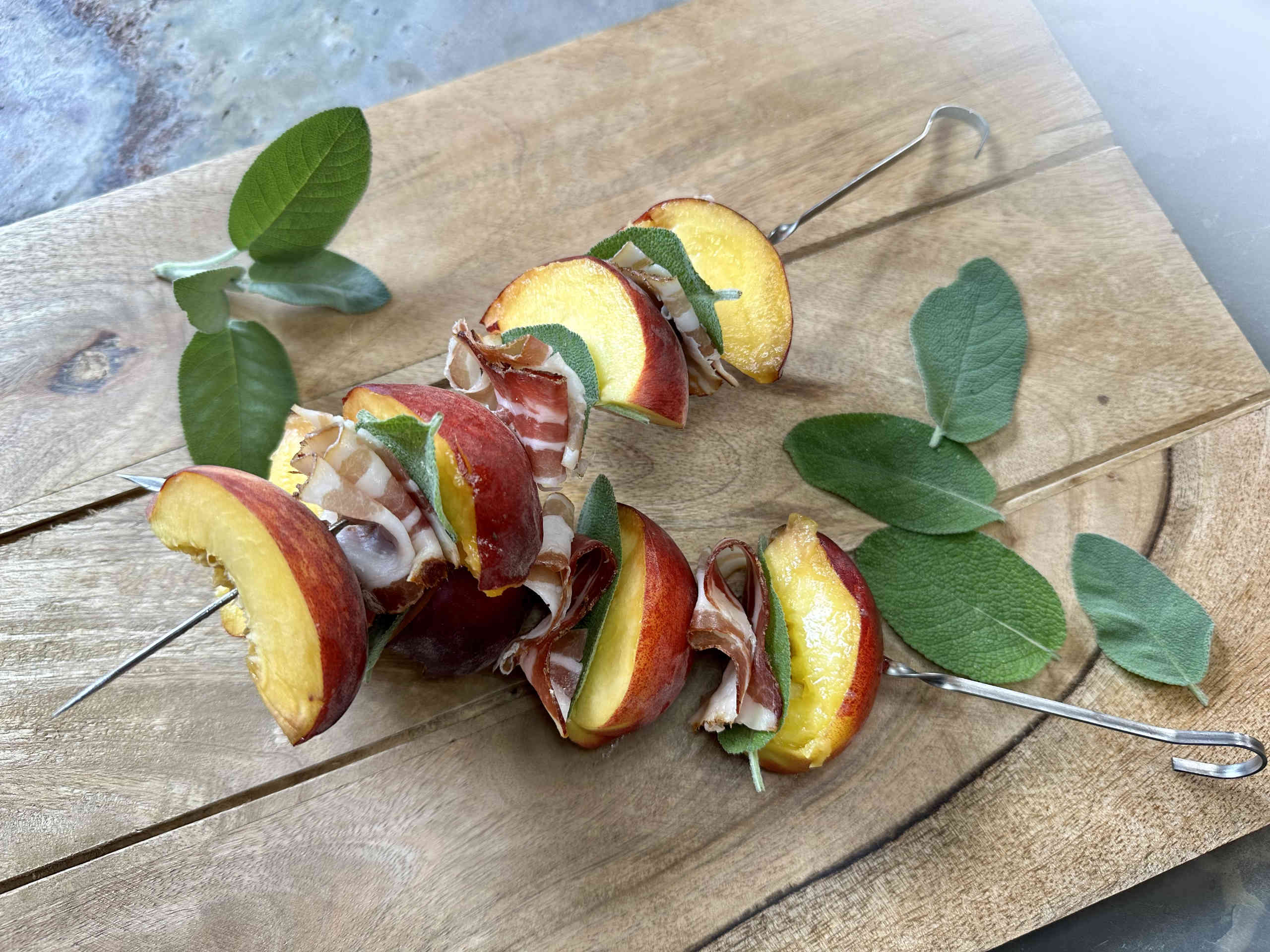 Grillspieße mit Pfirsichen, Bauchspeck und Salbei