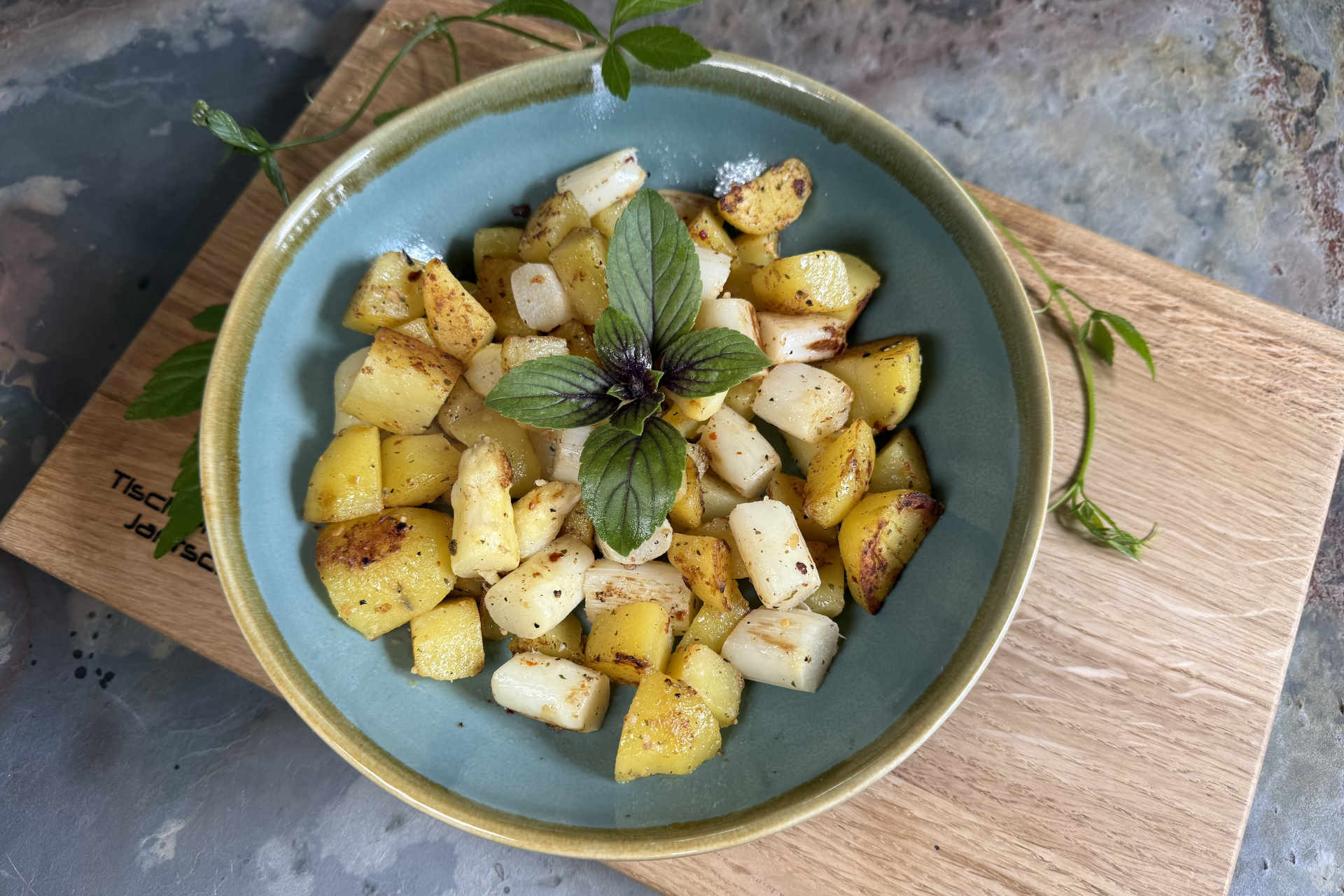 Vegan, saisonal & voller Röstaromen: Gröstl mit weißem Spargel – Bild 1